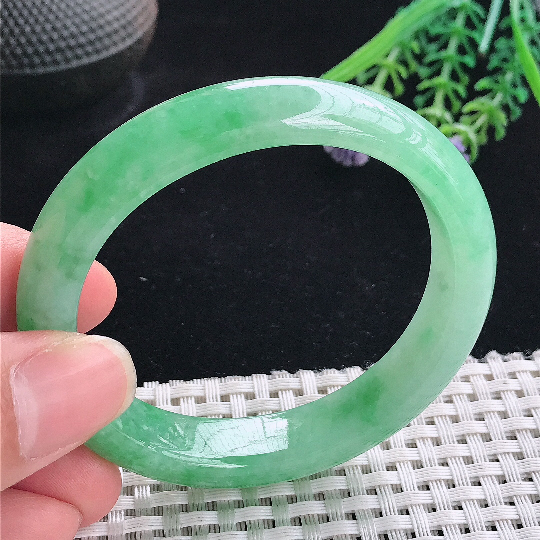 实拍A货翡翠53.5/48.8/12/8.1老坑精美满绿贵妃手镯宽边玉镯平安镯