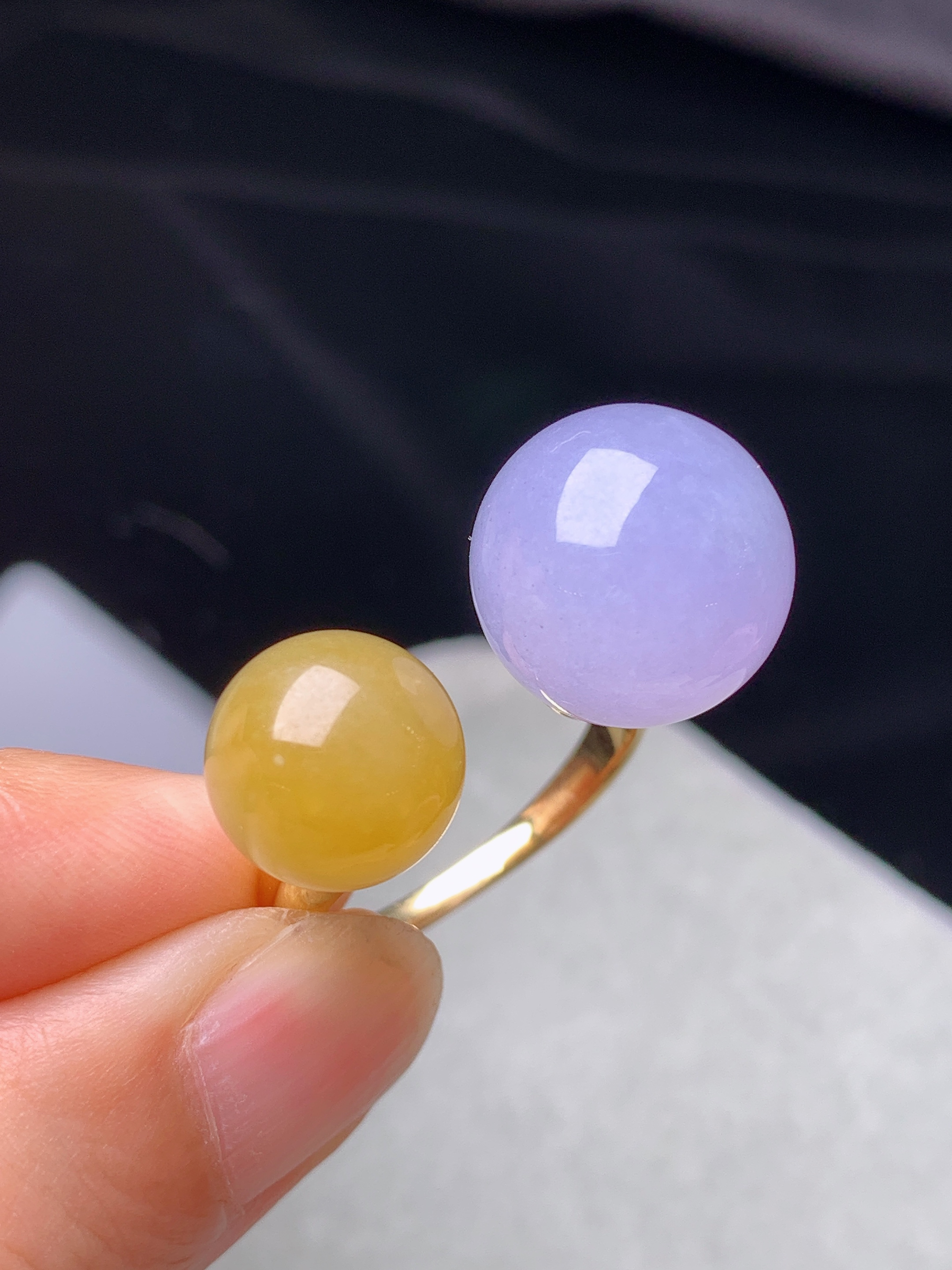18k金镶嵌黄紫圆珠戒指 玉质细腻 色泽艳丽清新 水润亮眼 圈口15.5 整体尺寸13.5b1
