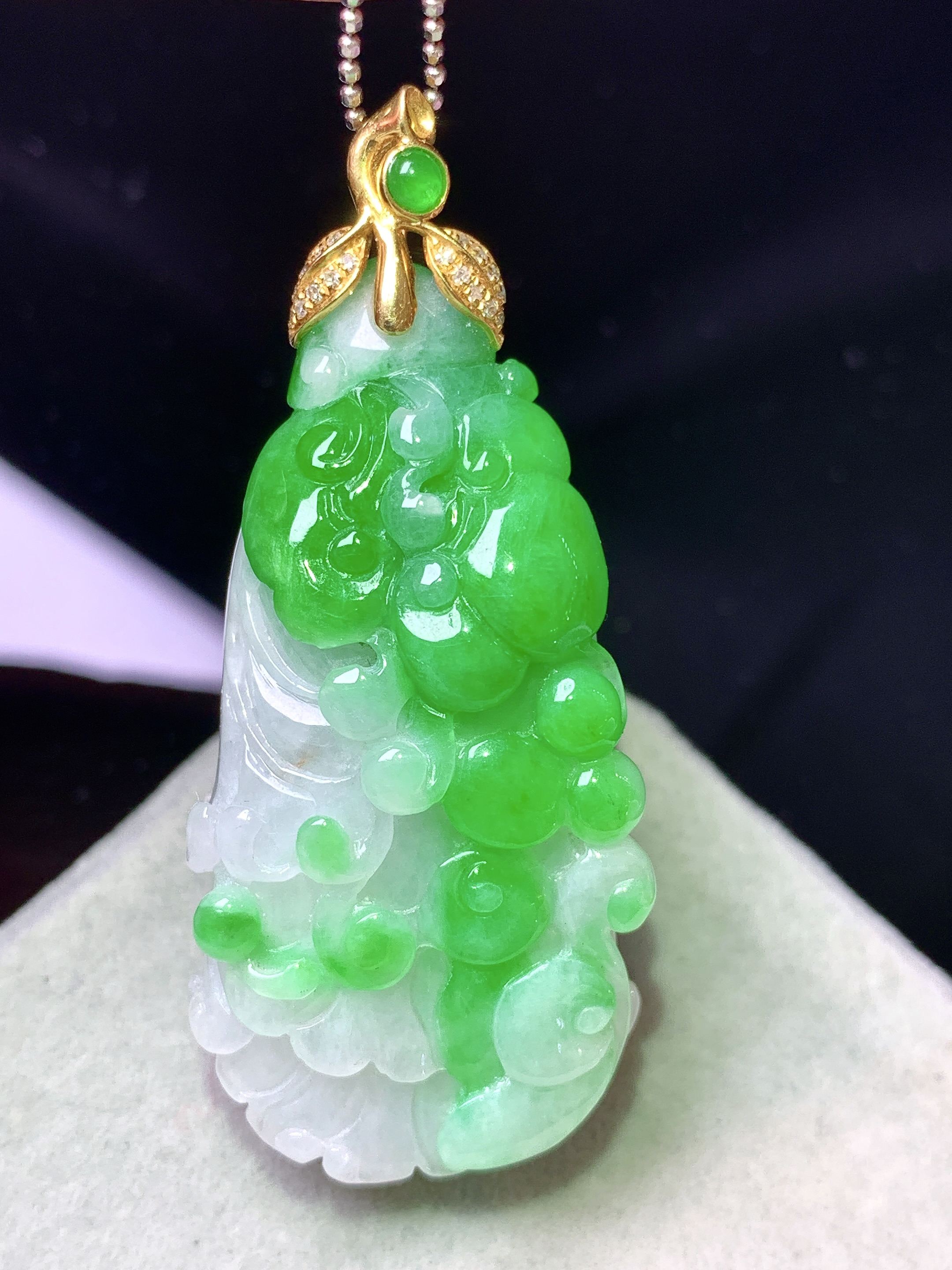 18k金钻镶嵌飘阳绿白菜吊坠 玉质细腻 色泽艳丽清新 水润亮眼 整体尺寸48.5*20.8*11.6b.1