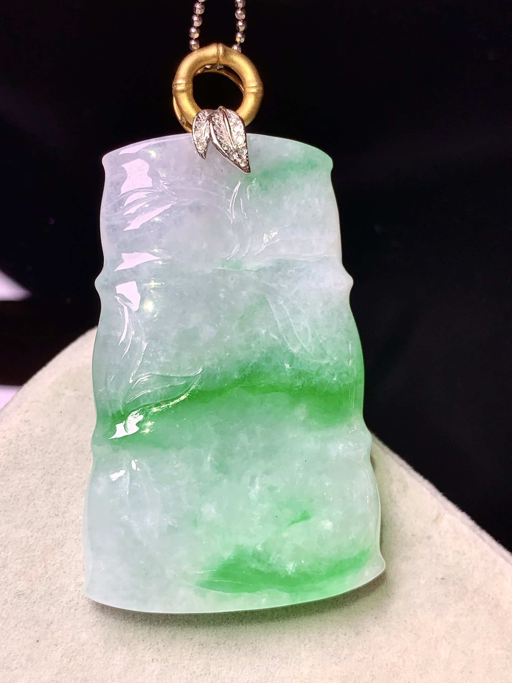 18k金钻镶嵌飘阳绿竹节吊坠 玉质细腻 色泽艳丽清新 水润亮眼 整体尺寸50.5*27.2*5.6b1
