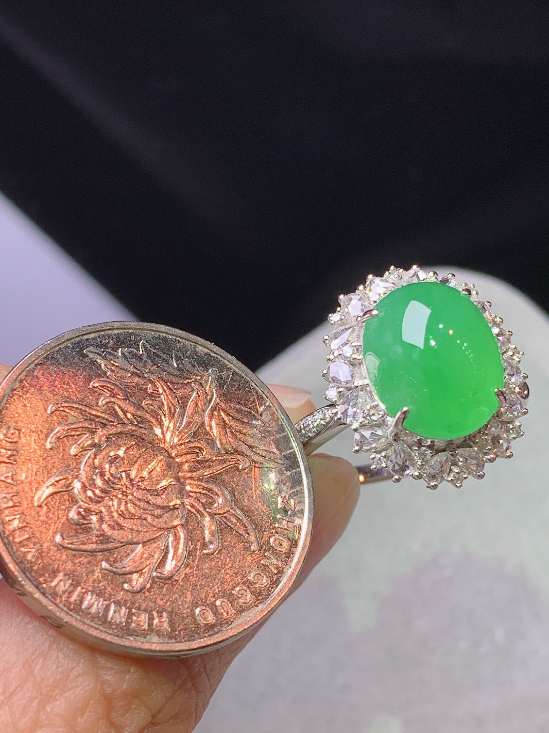 18k金钻镶嵌冰阳绿蛋面戒指 玉质细腻 色泽艳丽清新 水润亮眼 圈口13.5 整体尺寸17.2*14.7*11k1