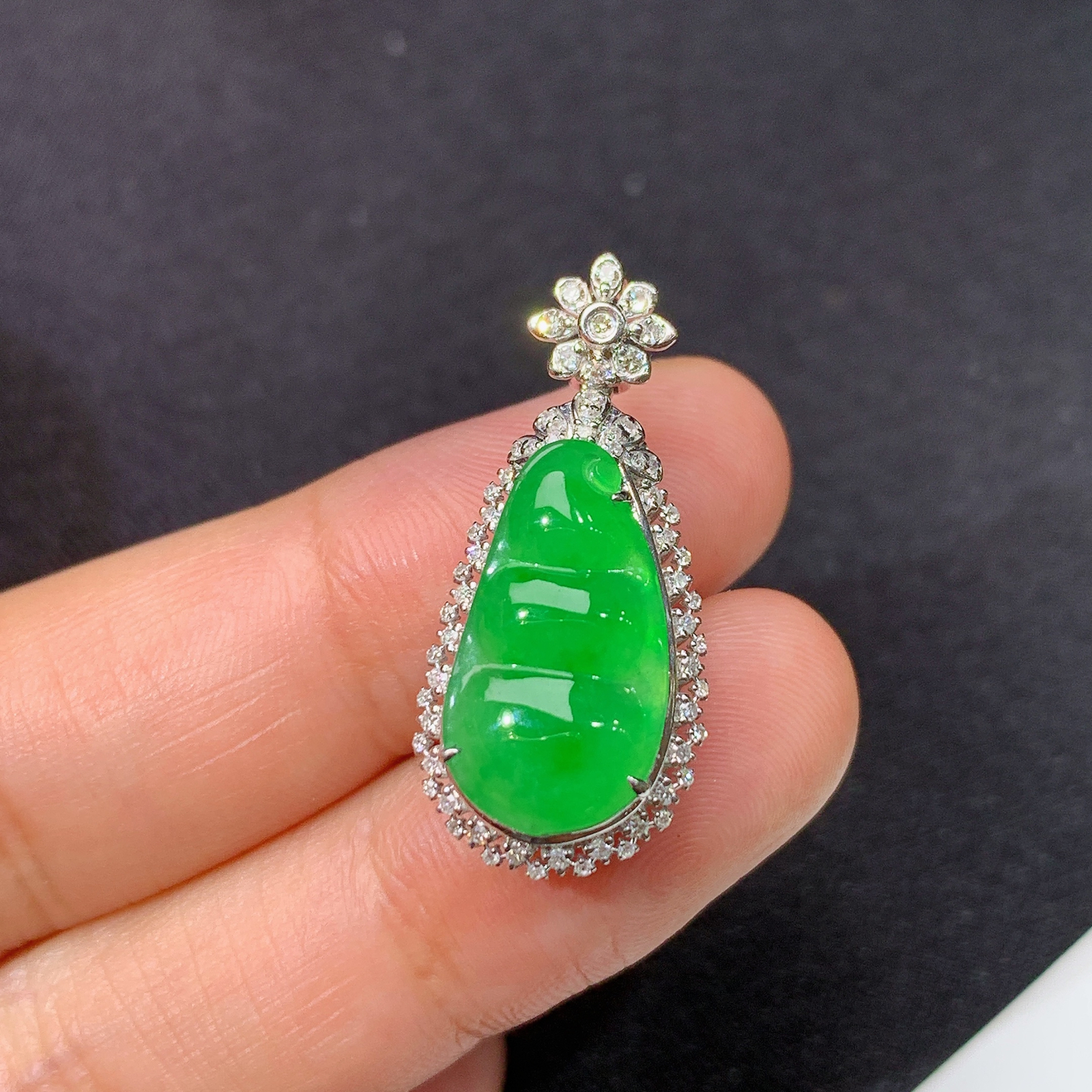 冰阳绿福豆吊坠，18k金镶嵌，冰润色阳，玉质细腻，种水足，Cr 尺寸27.8*12.5*9.4