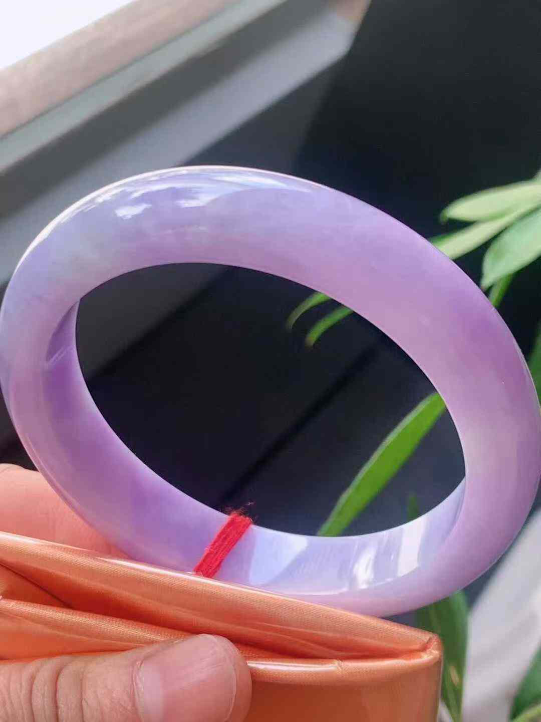 【翡翠名称】老坑种紫罗兰57正圈口手镯
【翡翠尺寸】57/13/9.7mm适合56-58正圈口佩戴
【翡翠描述】宝贝种老水足，玉质细腻，色泽靓丽，性价比高，佩戴效果好！
【其它赠送】权威证书/精美挂绳盒子/支持全国复检