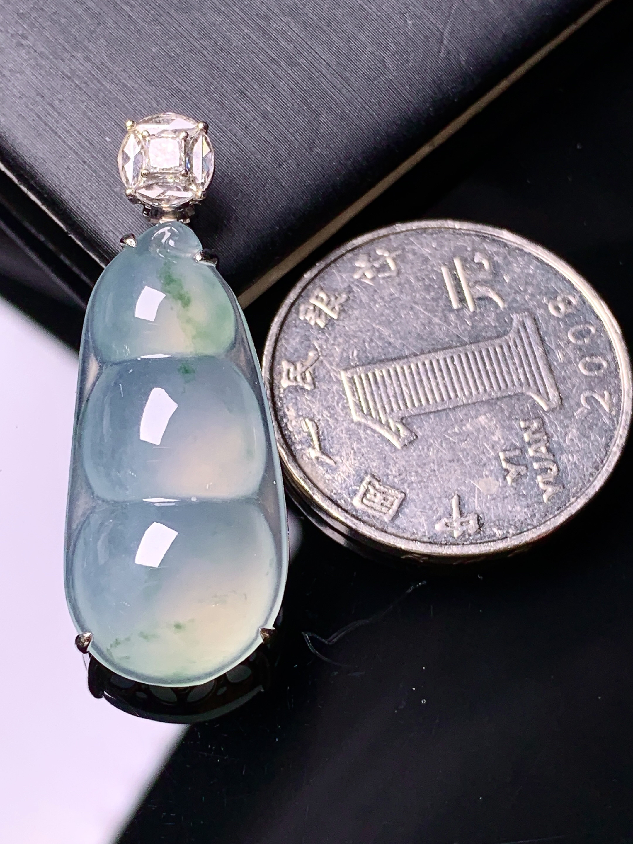 18k金钻镶嵌冰种飘绿四季豆吊坠 玉质细腻 色泽艳丽清新 水润亮眼 整体尺寸35.8*13.6*9.5g2