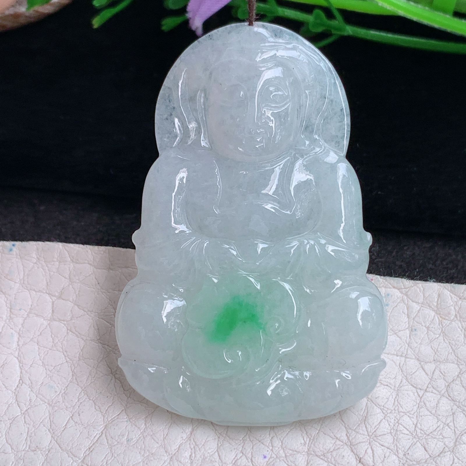 zen实拍 52×35×5.8 缅甸翡翠飘绿正装大观音吊坠，白底青飘绿菩萨