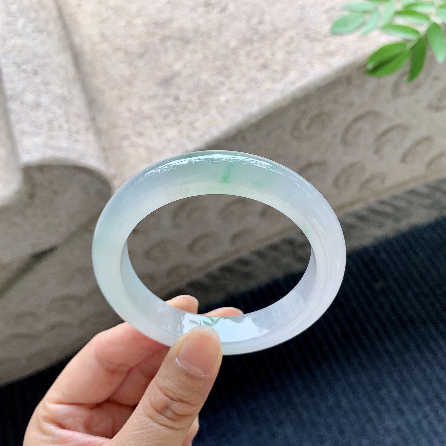 正圈53 54【圈口】54.5/11.6/8.8【编码】B2071709【描述】冰糯飘绿，水润，种老，细腻，打灯有纹线