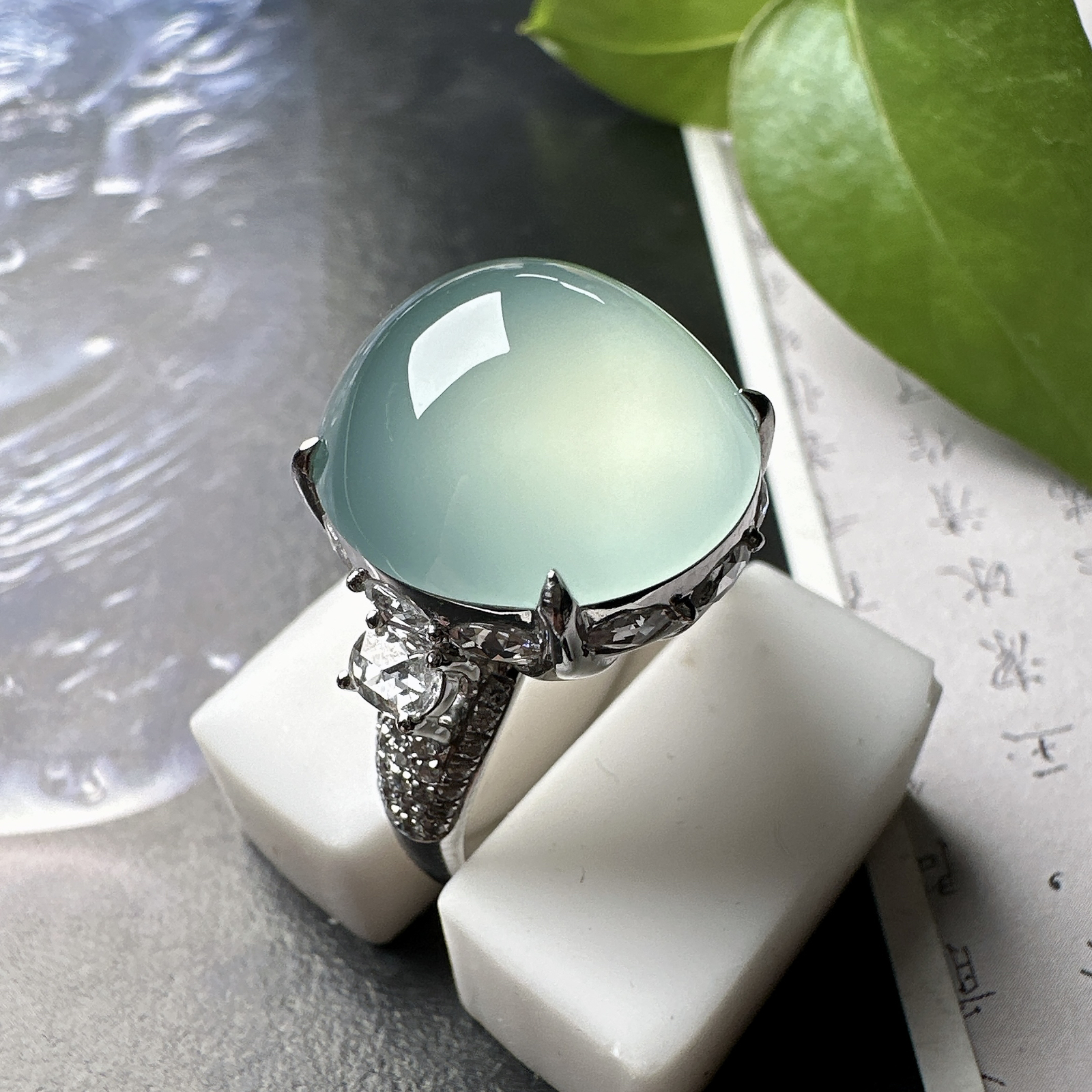 【冰种天空蓝蛋面吊坠】种地上乘，冰感十足，通透起光，饱满圆润，18k金钻镶嵌，裸石尺寸16.3*13.3*8毫米。