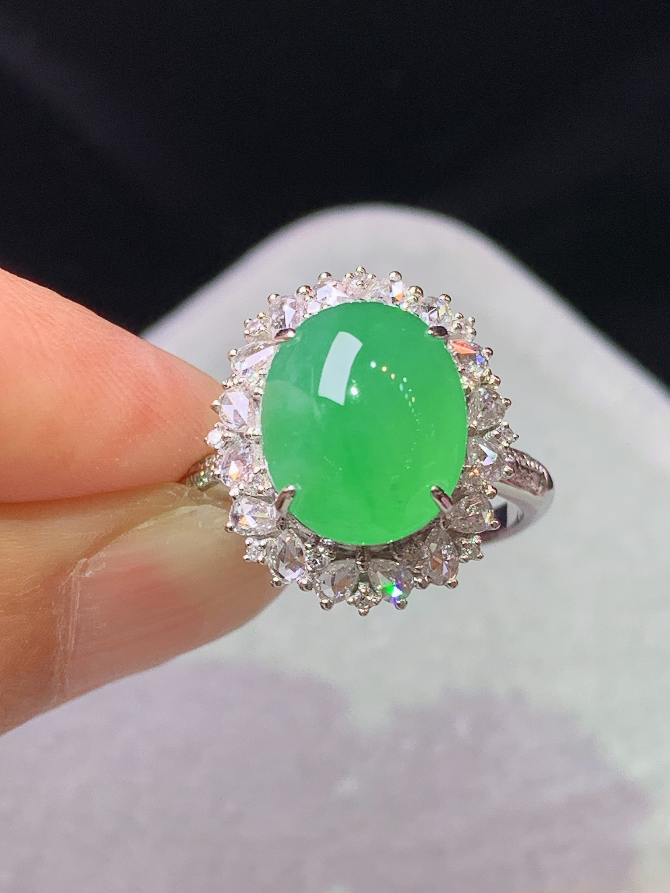 18k金钻镶嵌冰阳绿蛋面戒指 玉质细腻 色泽艳丽清新 水润亮眼 圈口13.5 整体尺寸17.2*14