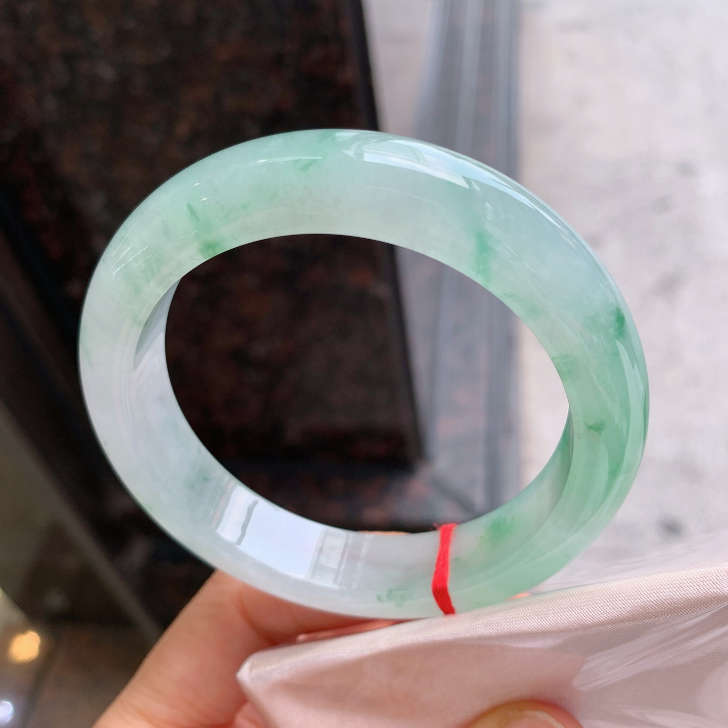 正圈冰飘绿 无裂 尺寸：58/13.3/9.3 冰润