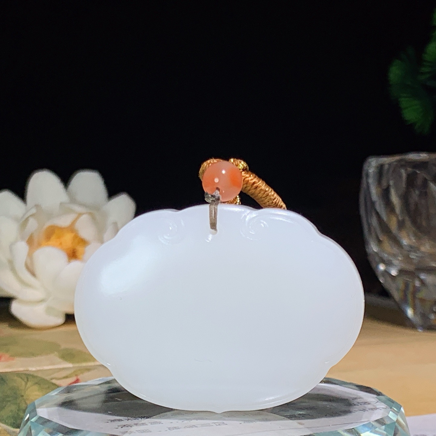 新疆和田玉羊脂白玉平安无事牌挂件 尺寸35/48/12重49克！玉质细腻油润 底色纯净 脂粉好，品质好。lt260420