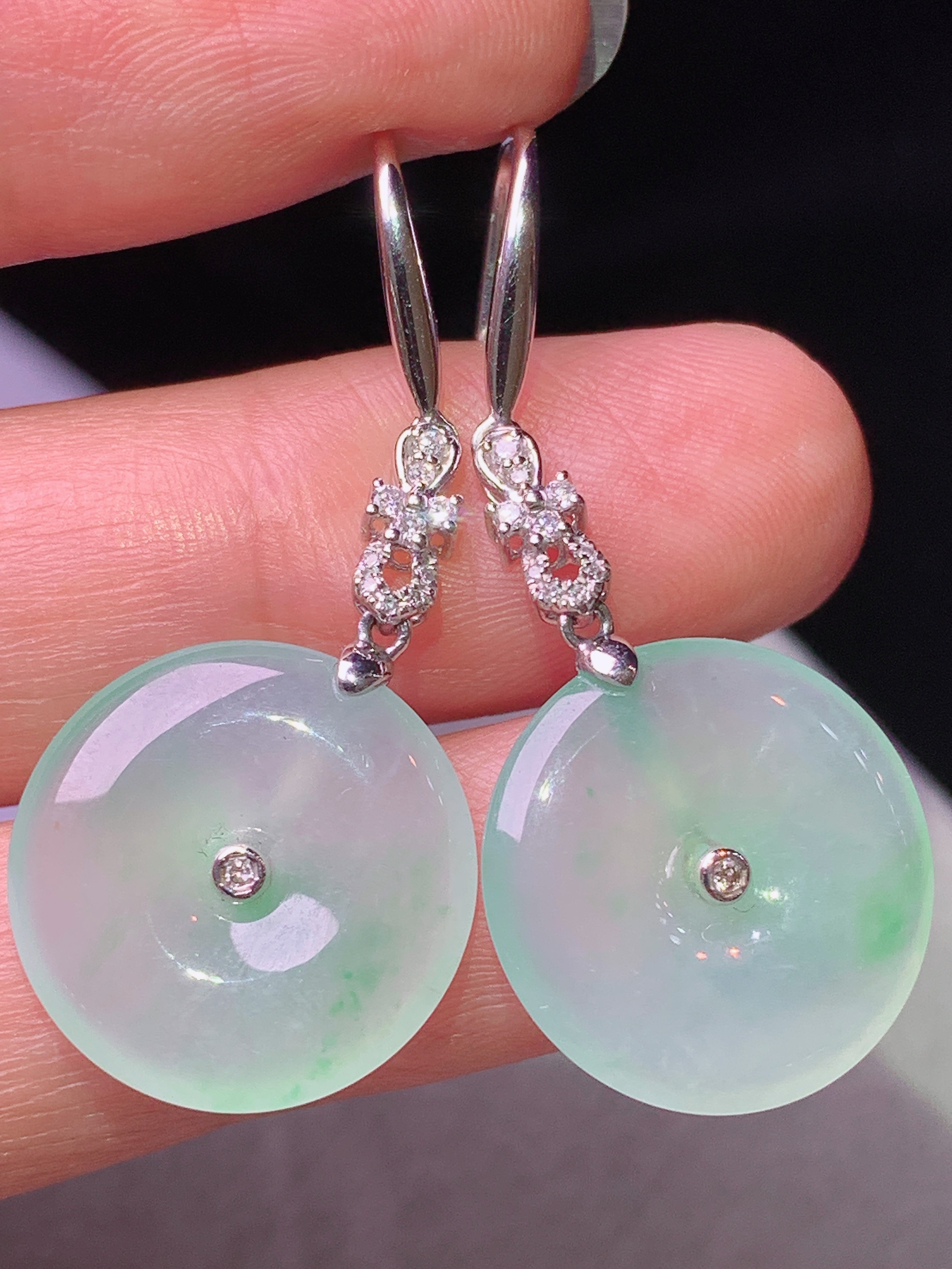 18k金钻镶嵌冰飘绿平安扣耳坠 玉质细腻 色泽艳丽清新 水润亮眼 整体尺寸38.3*17*3g2