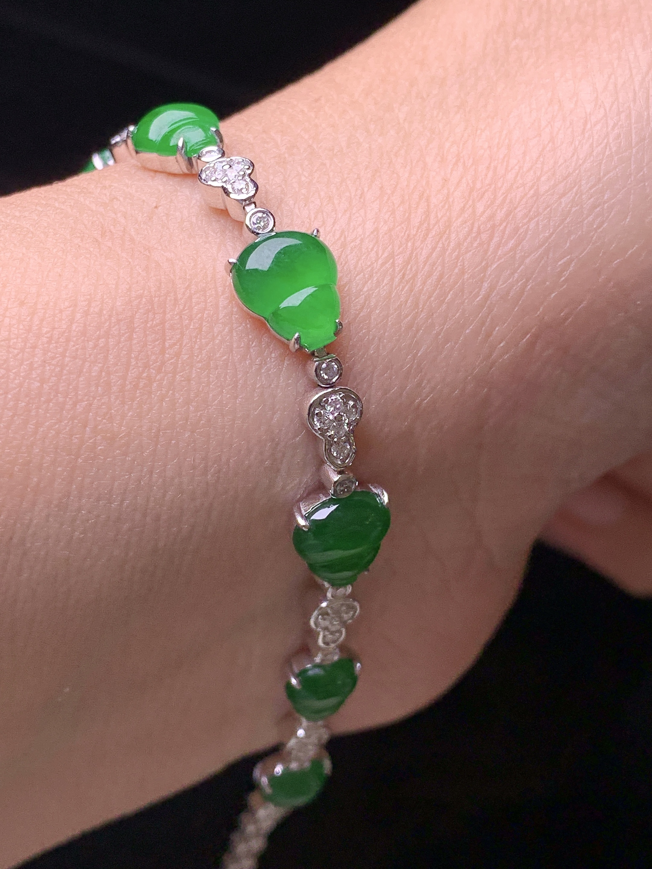 18k金钻镶嵌满绿葫芦手链 玉质细腻 色泽艳丽清新 水润亮眼 整体尺寸160*7*3.8s1