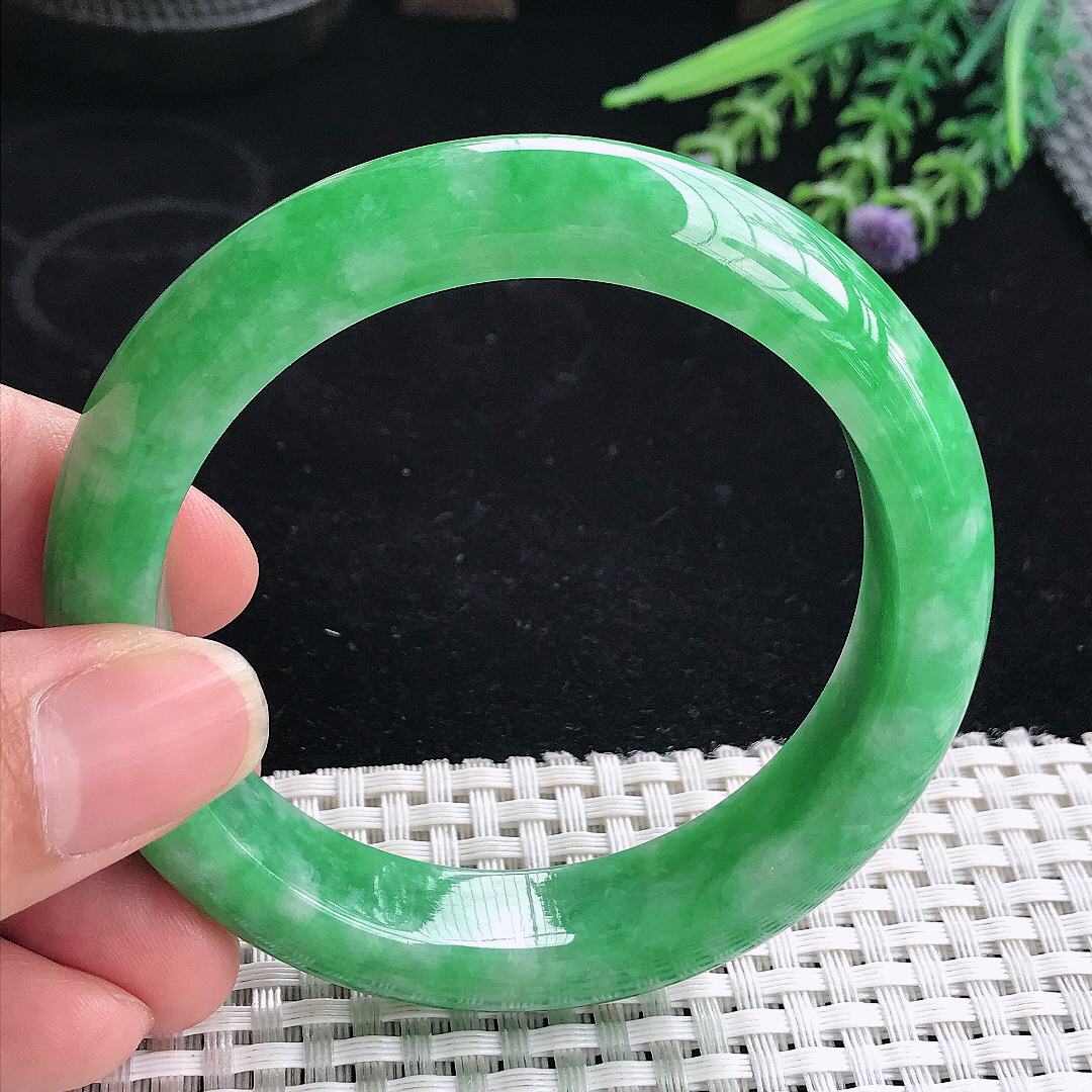 实拍A货翡翠56.8/13.2/9老坑精美满绿阳绿手镯宽边玉镯平安镯