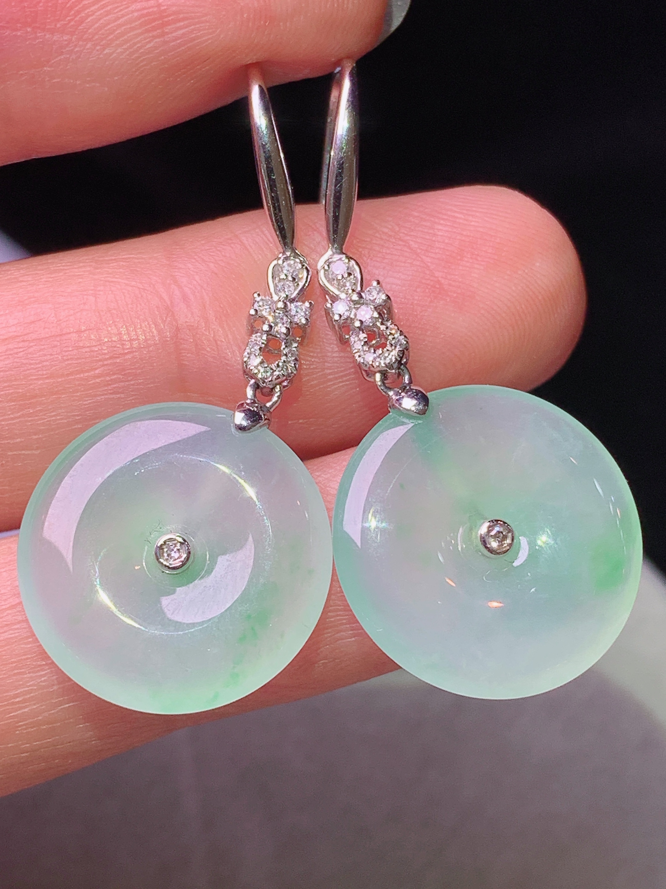 18k金钻镶嵌冰飘绿平安扣耳坠 玉质细腻 色泽艳丽清新 水润亮眼 整体尺寸38.3*17*3g2