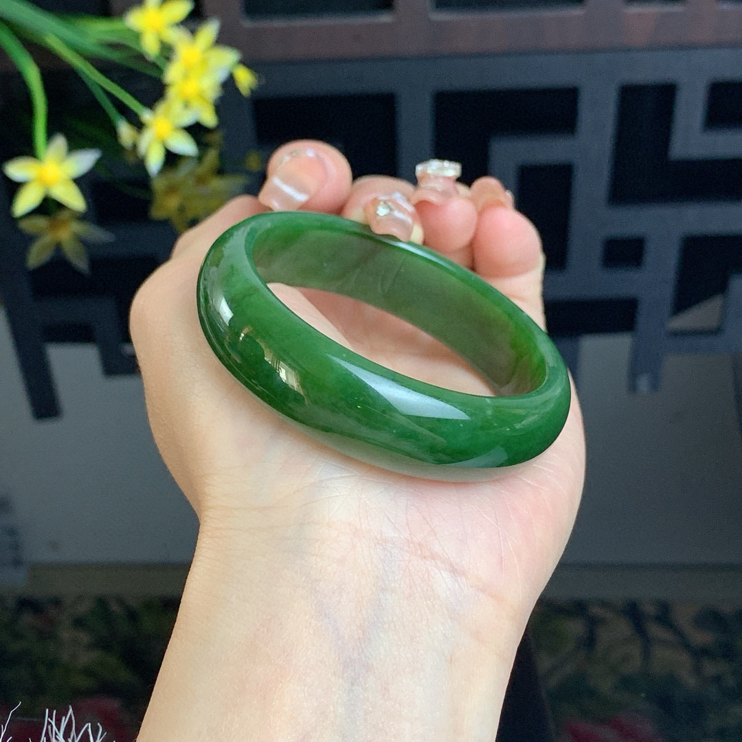 ￼ ￼和田玉52圈菠菜绿宽条碧玉手镯，玉质细腻油润 底色纯净 脂粉好，品质高。