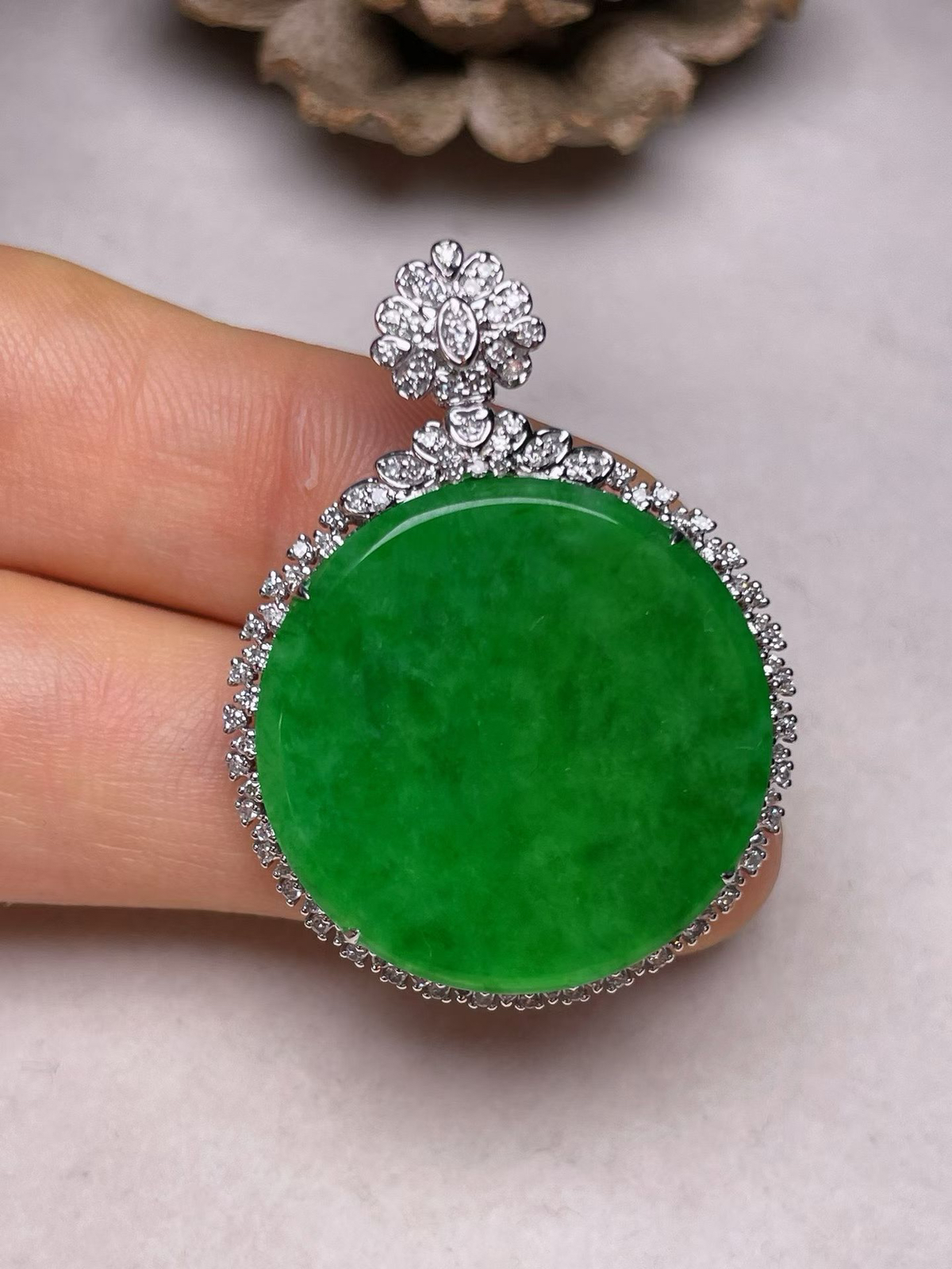 冰糯种辣色平安扣吊坠、真金真钻镶嵌，种水好，玉质细腻 .裸石尺寸 23.0