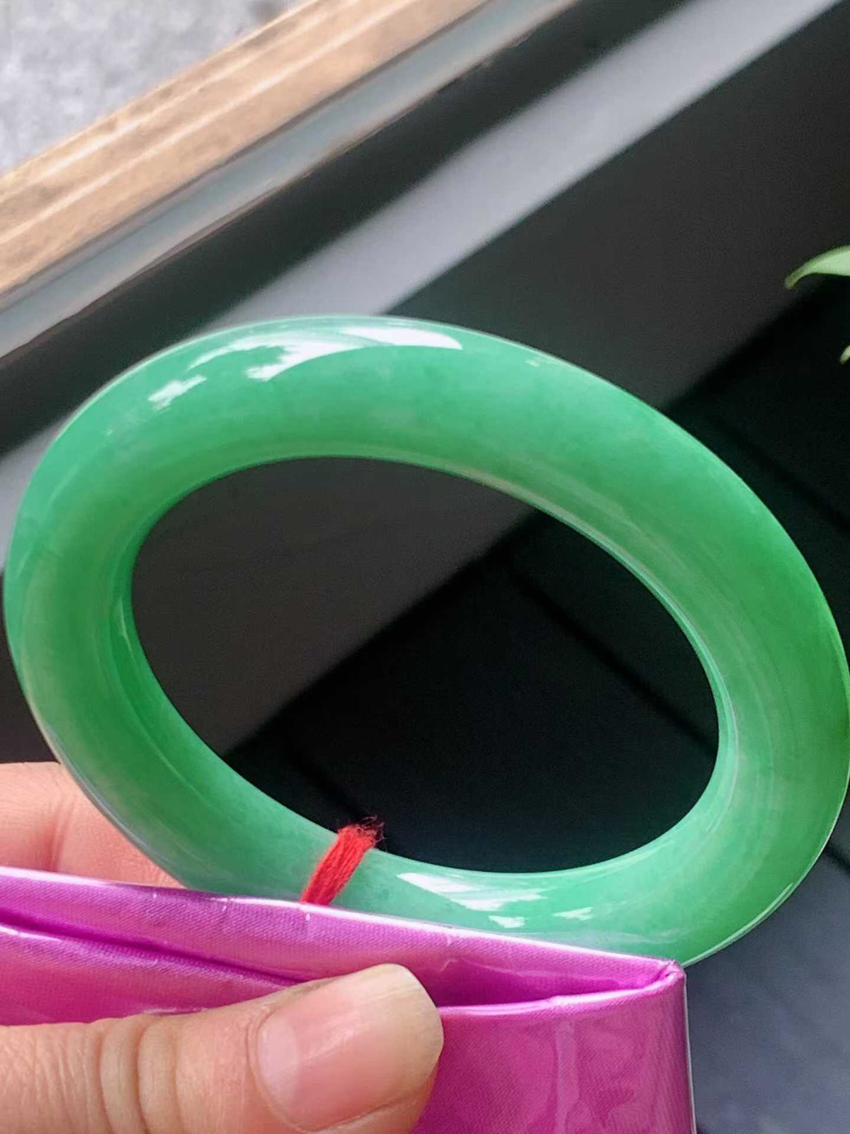 【翡翠名称】老坑种满绿53.6圈口圆条手镯
【翡翠尺寸】53.6/11.6/1m适合54-56正圈口