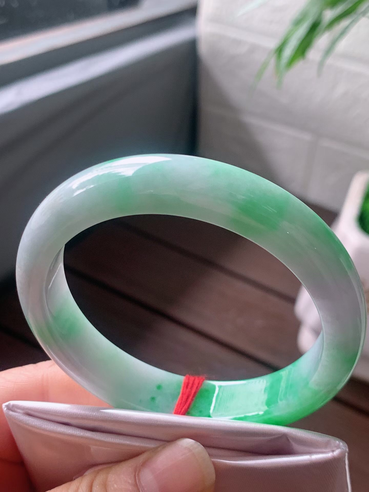 【翡翠名称】老坑种三彩飘阳绿正圈口手镯
【翡翠尺寸】57.8/12.4/8mm适合56.6-59正圈口佩戴
【翡翠描述】宝贝种老水足，玉质细腻，色泽靓丽，性价比高，佩戴效果好！
【其它赠送】权威证书/精美挂绳盒子/支持全国复检