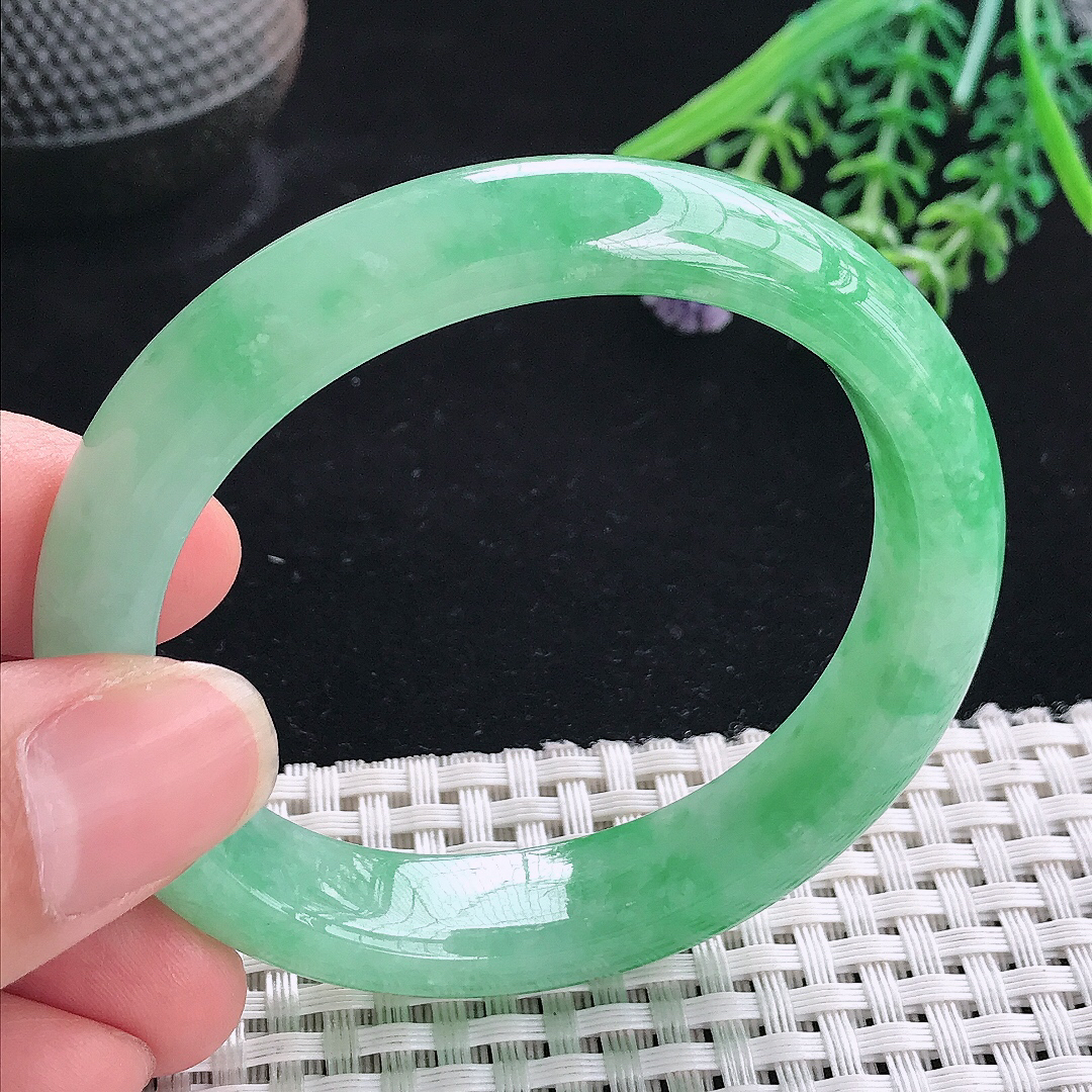 实拍A货翡翠53.5/48.8/12/8.1老坑精美满绿贵妃手镯宽边玉镯平安镯