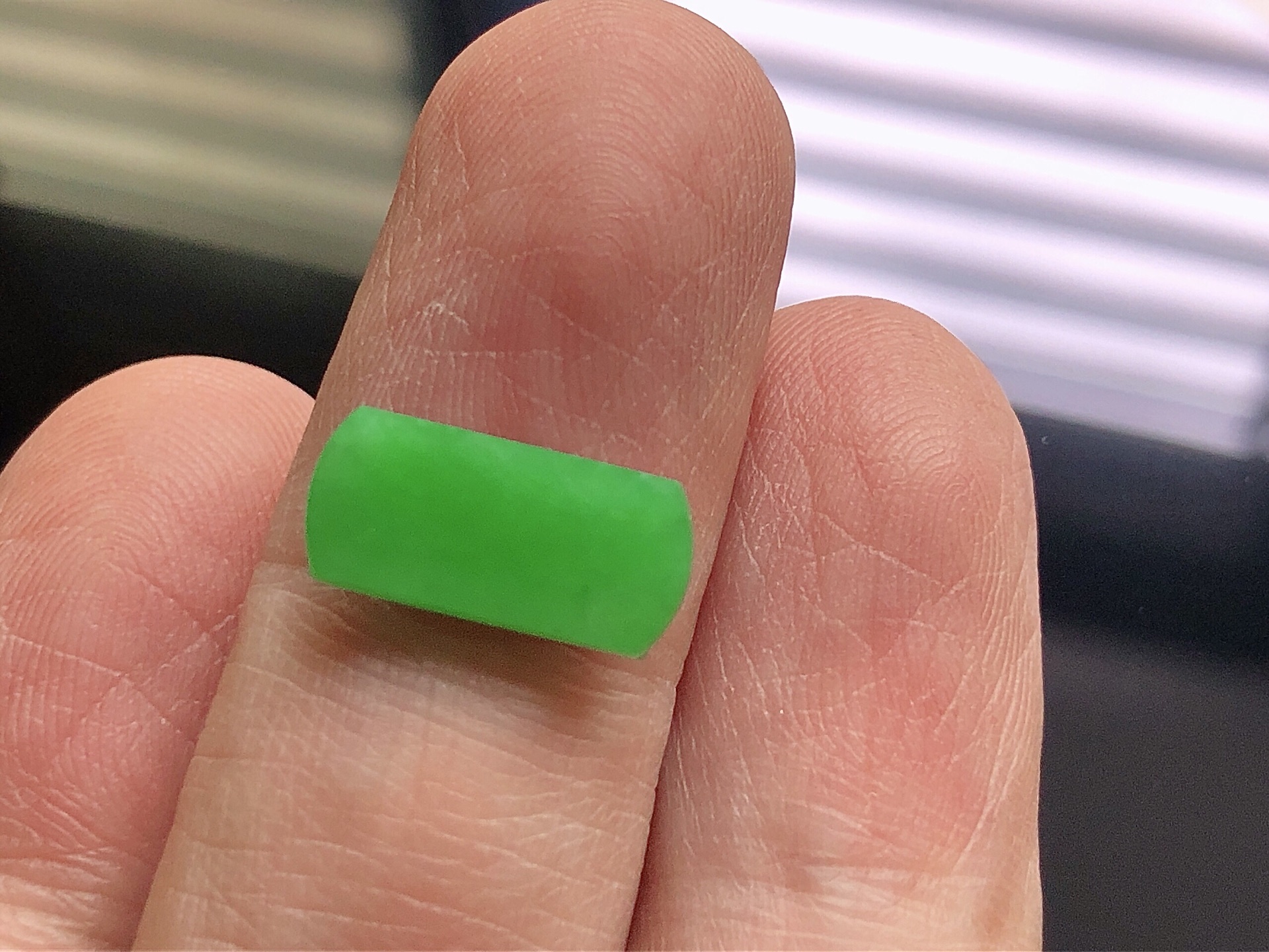 ️ 冰种阳绿马鞍， 色泽艳阳，通透水润，玉质细腻，夺目迷人，镶嵌效果，品相，无裂，尺寸13.8*6