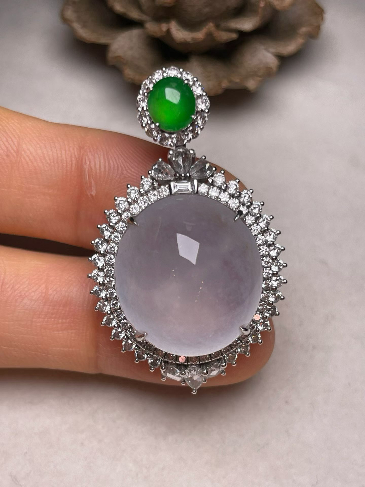 冰种鸽子蛋吊坠、真金真钻镶嵌，种水好，玉质细腻 .裸石尺寸 18.7*17.0