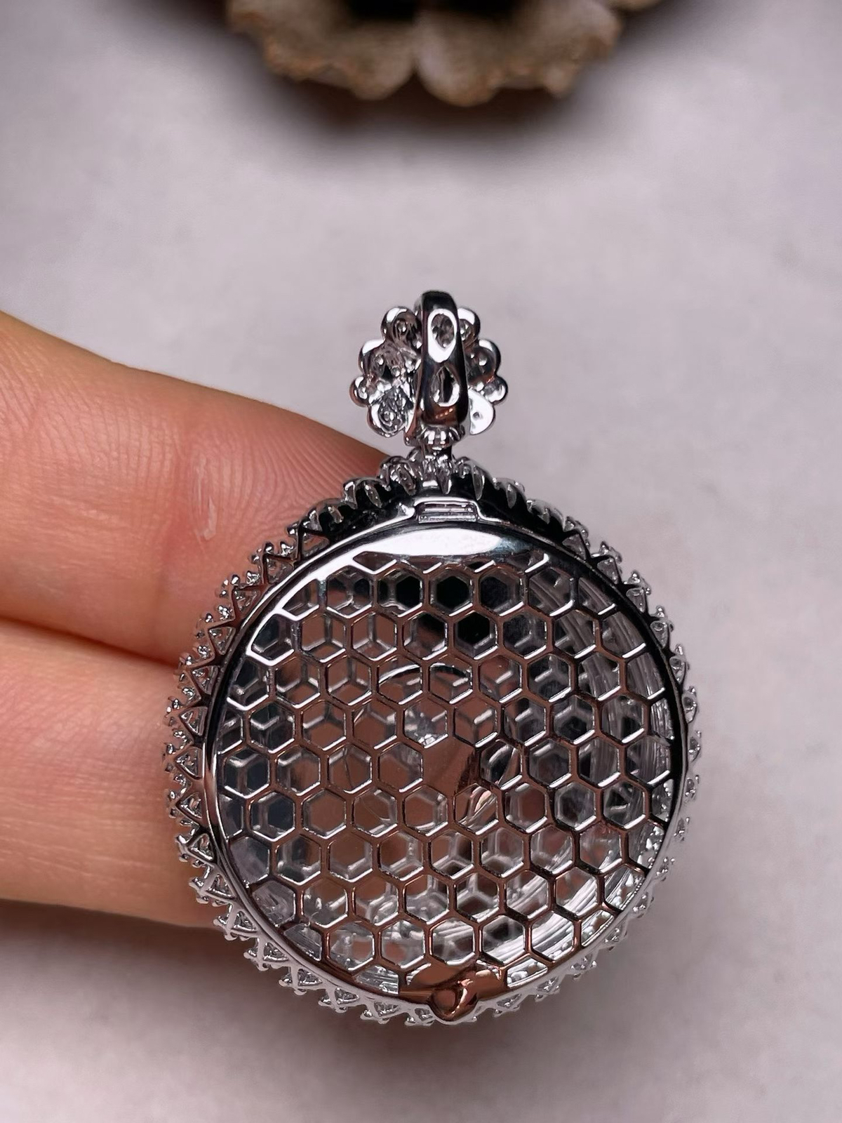 冰糯种辣色平安扣吊坠、真金真钻镶嵌，种水好，玉质细腻 .裸石尺寸 23.0