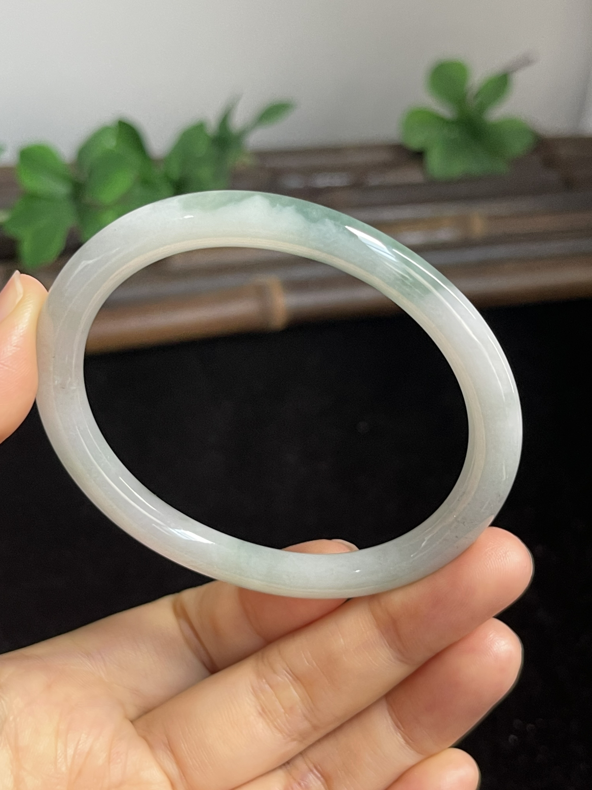 贵妃镯56圈口，翡翠手镯