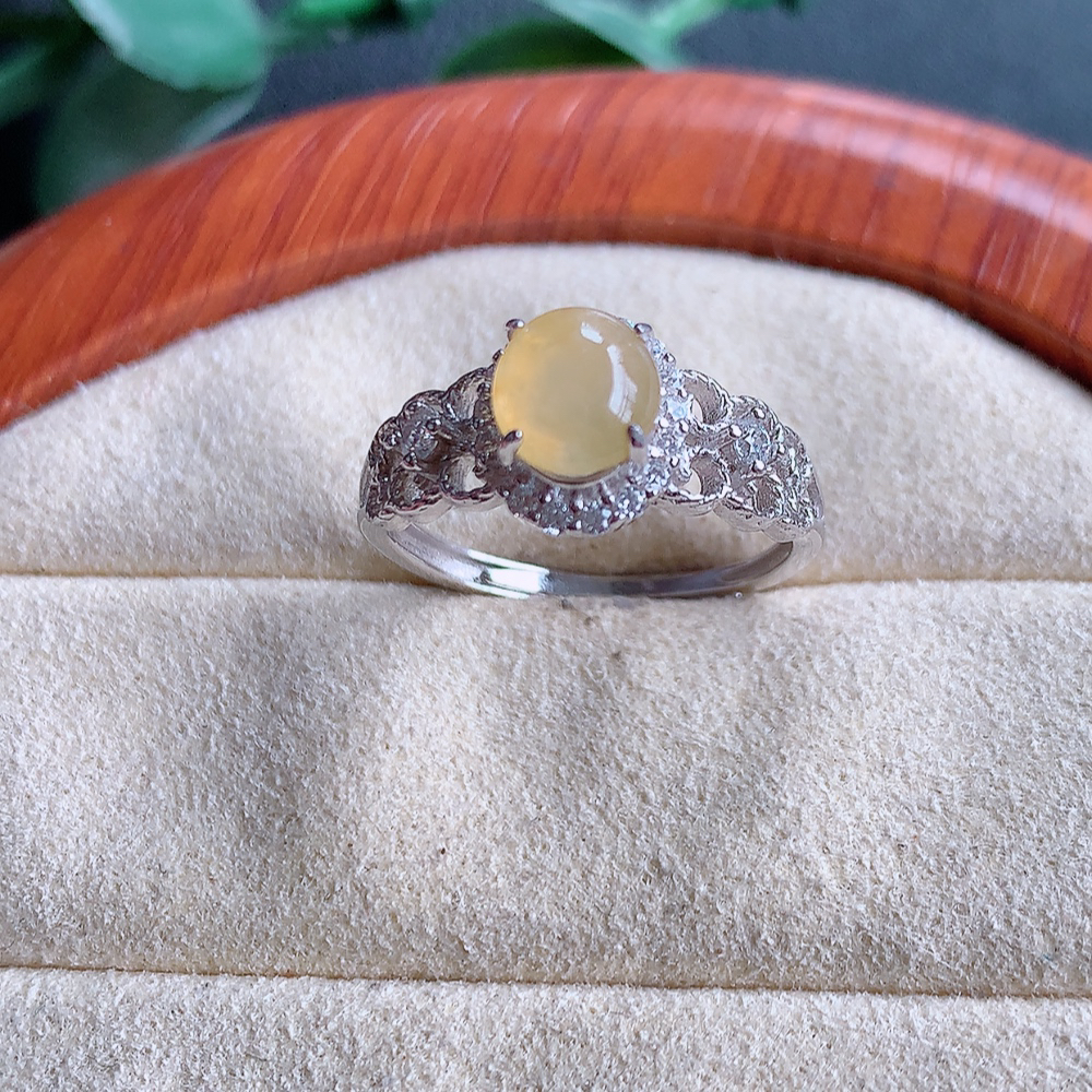 冰精美黄翡翠蛋面戒指  玉质细腻  冰清玉润  灵动  颜色漂亮 
W502-4.22内径尺寸：17