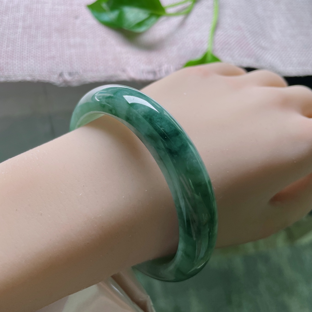 57.2/12.7/7.9，飘花正圈，水润，把江南的烟雨和远山都戴在了手上。无裂，ss49022a