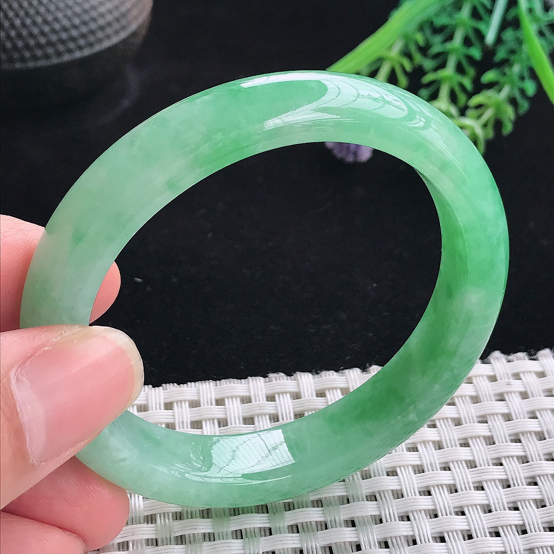 实拍A货翡翠53.5/48.8/12/8.1老坑精美满绿贵妃手镯宽边玉镯平安镯