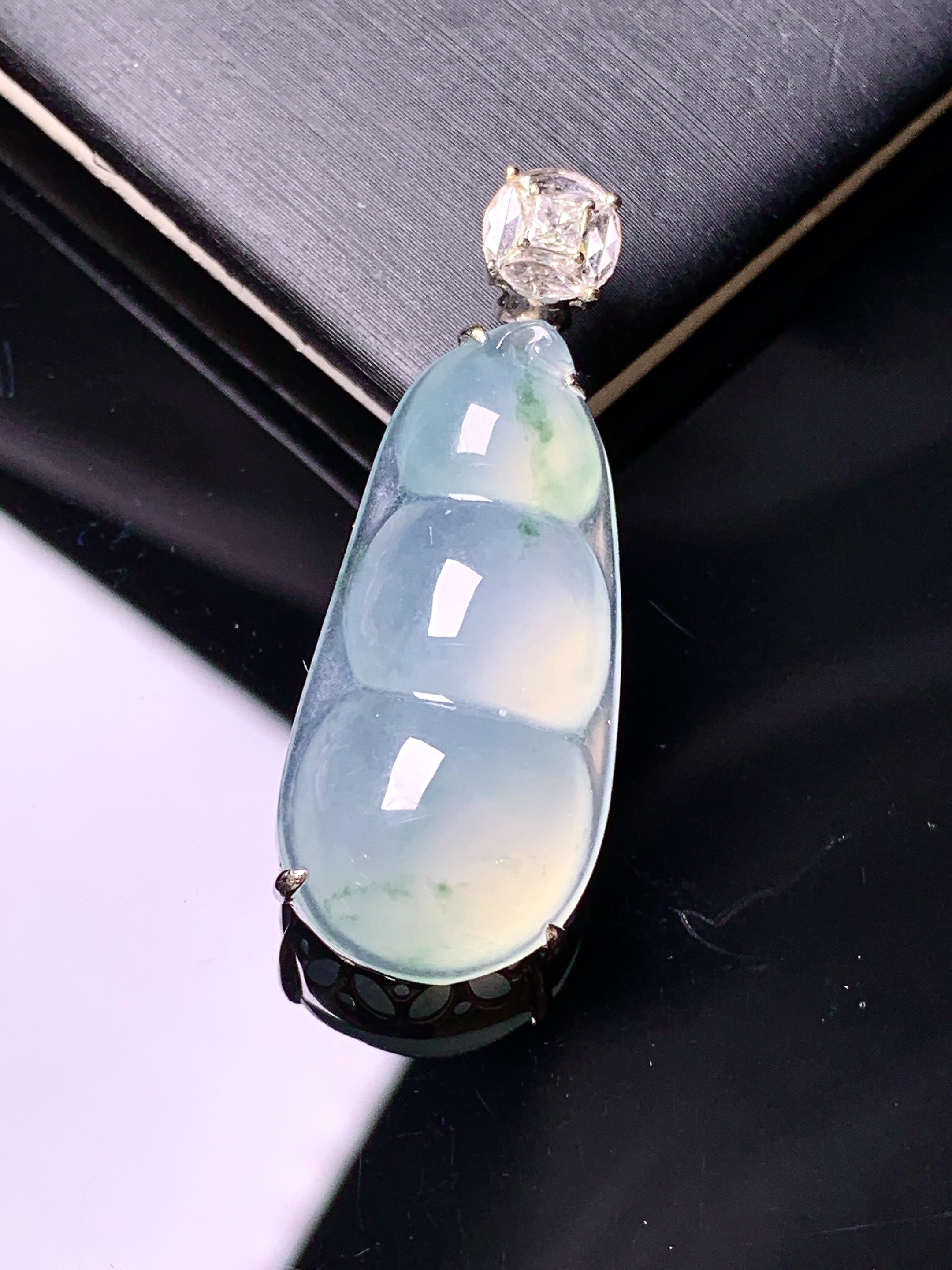 18k金钻镶嵌冰种飘绿四季豆吊坠 玉质细腻 色泽艳丽清新 水润亮眼 整体尺寸35.8*13.6*9.5g2