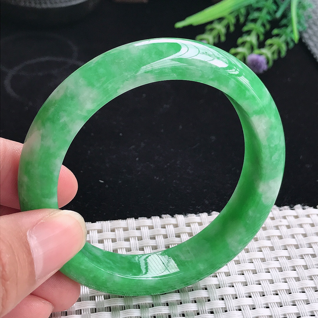 实拍A货翡翠56.8/13.2/9老坑精美满绿阳绿手镯宽边玉镯平安镯