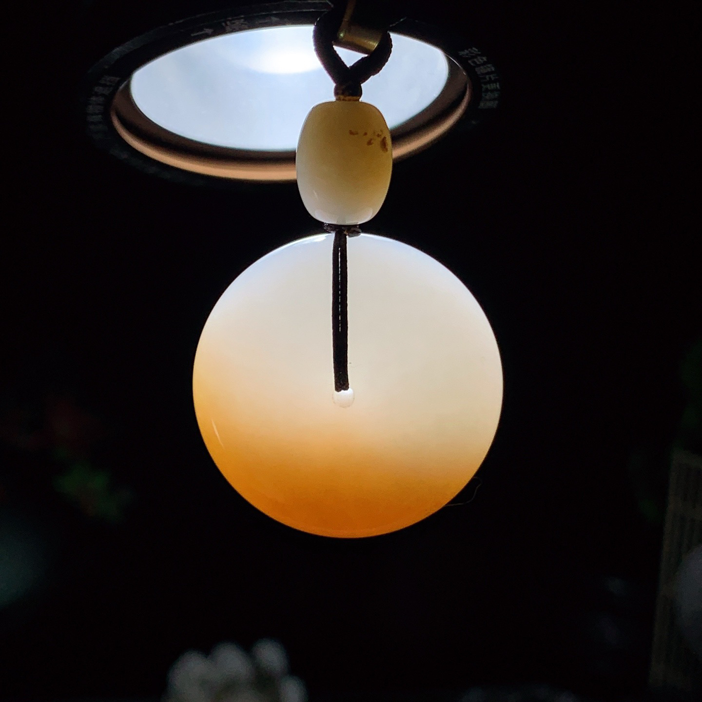 新疆和田玉且末糖平安扣挂件 尺寸33/13重33克！玉质细腻油润 底色纯净 脂粉好，品质好。lt260420