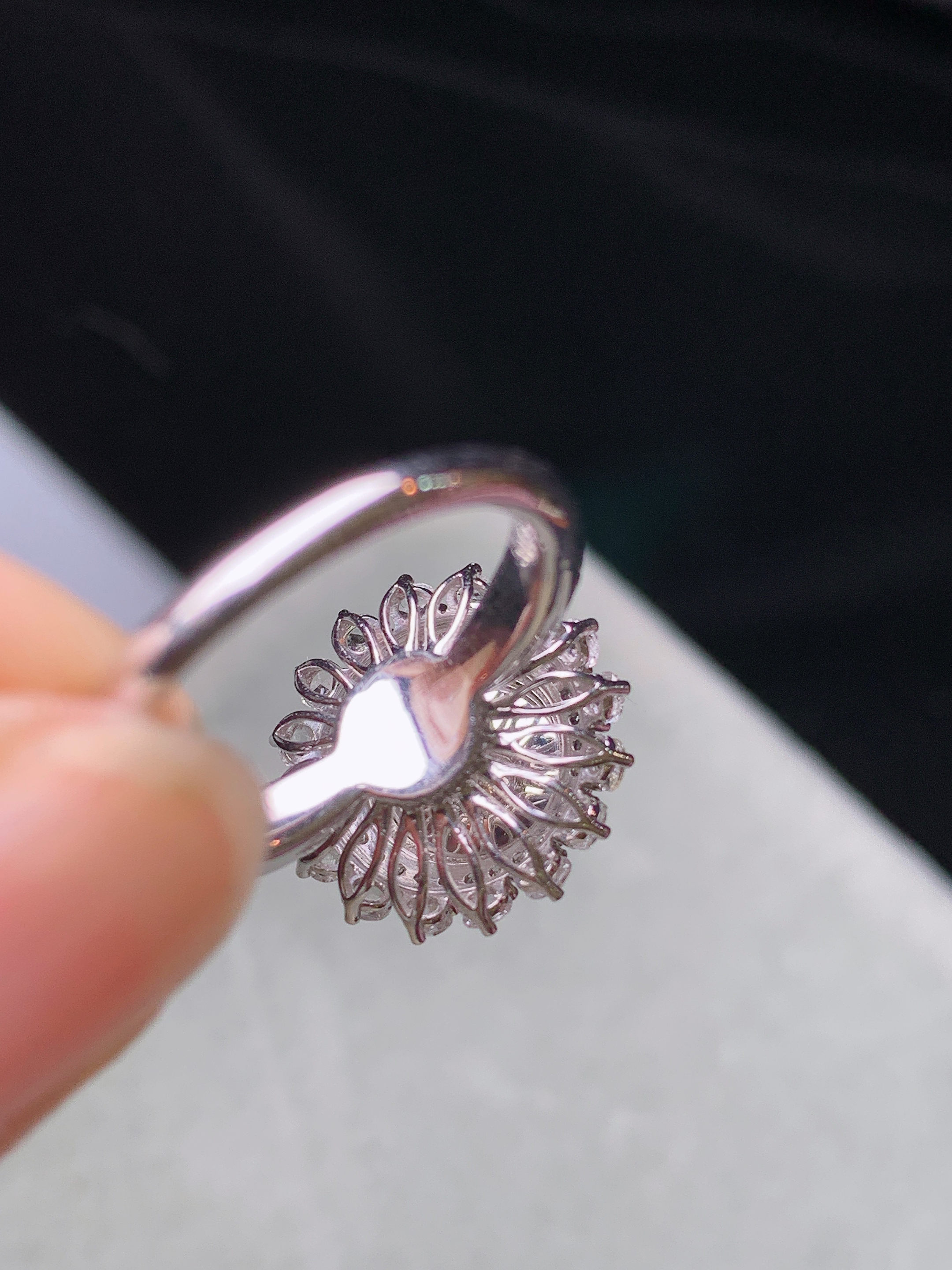 18k金钻镶嵌冰种蛋面戒指 玉质细腻 色泽艳丽清新 水润亮眼 圈口13.5 整体尺寸15*11.3L6