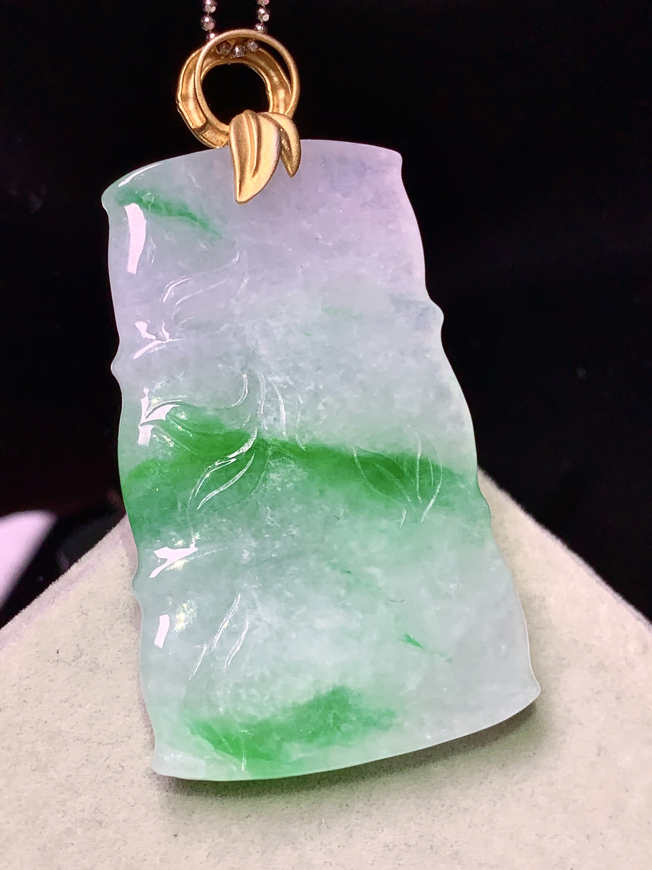 18k金钻镶嵌飘阳绿竹节吊坠 玉质细腻 色泽艳丽清新 水润亮眼 整体尺寸50.5*27.2*5.6b1