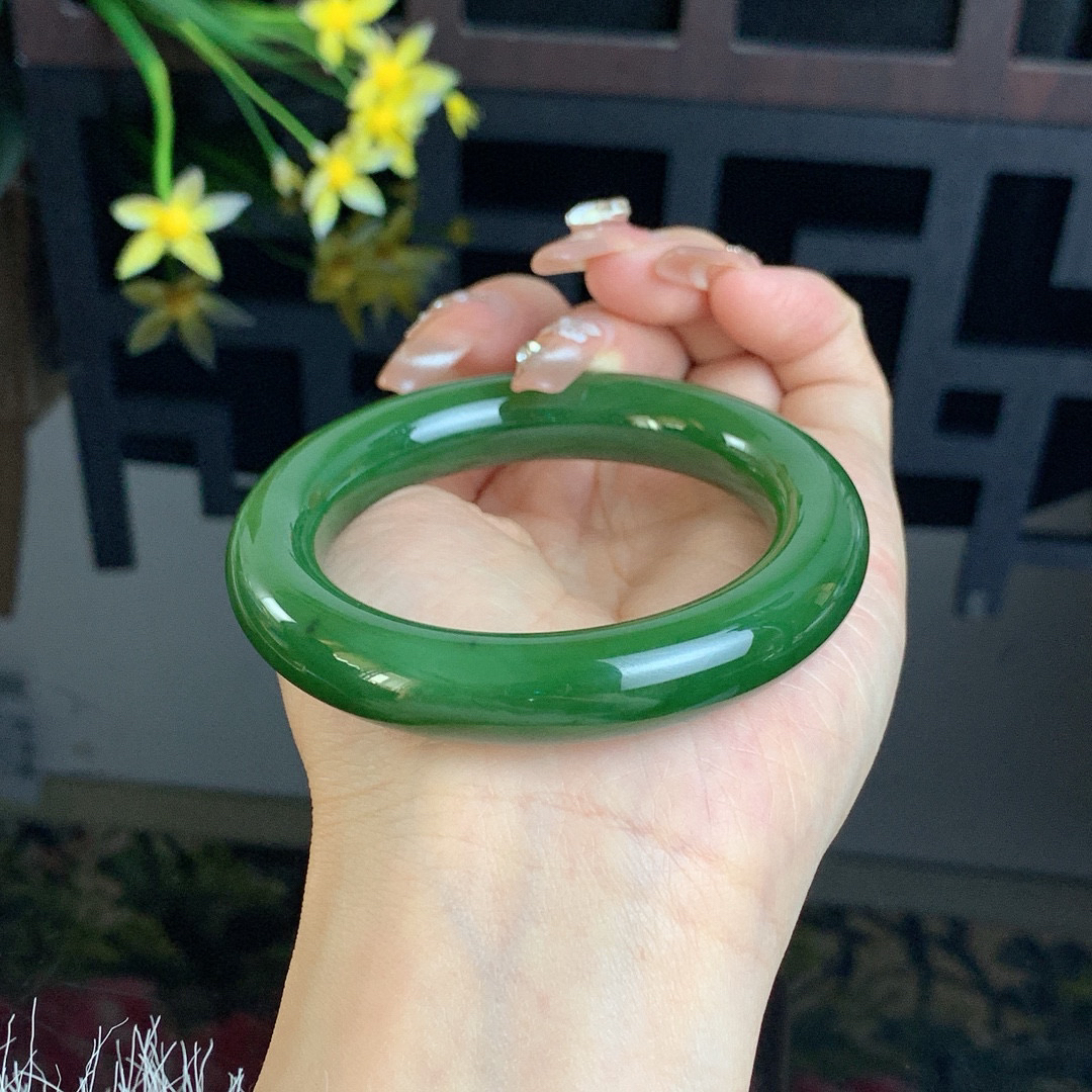 ￼ 和田玉53圈菠菜绿肥圆条碧玉手镯！玉质细腻油润 底色纯净 无裂无棉 脂粉好，品质高。