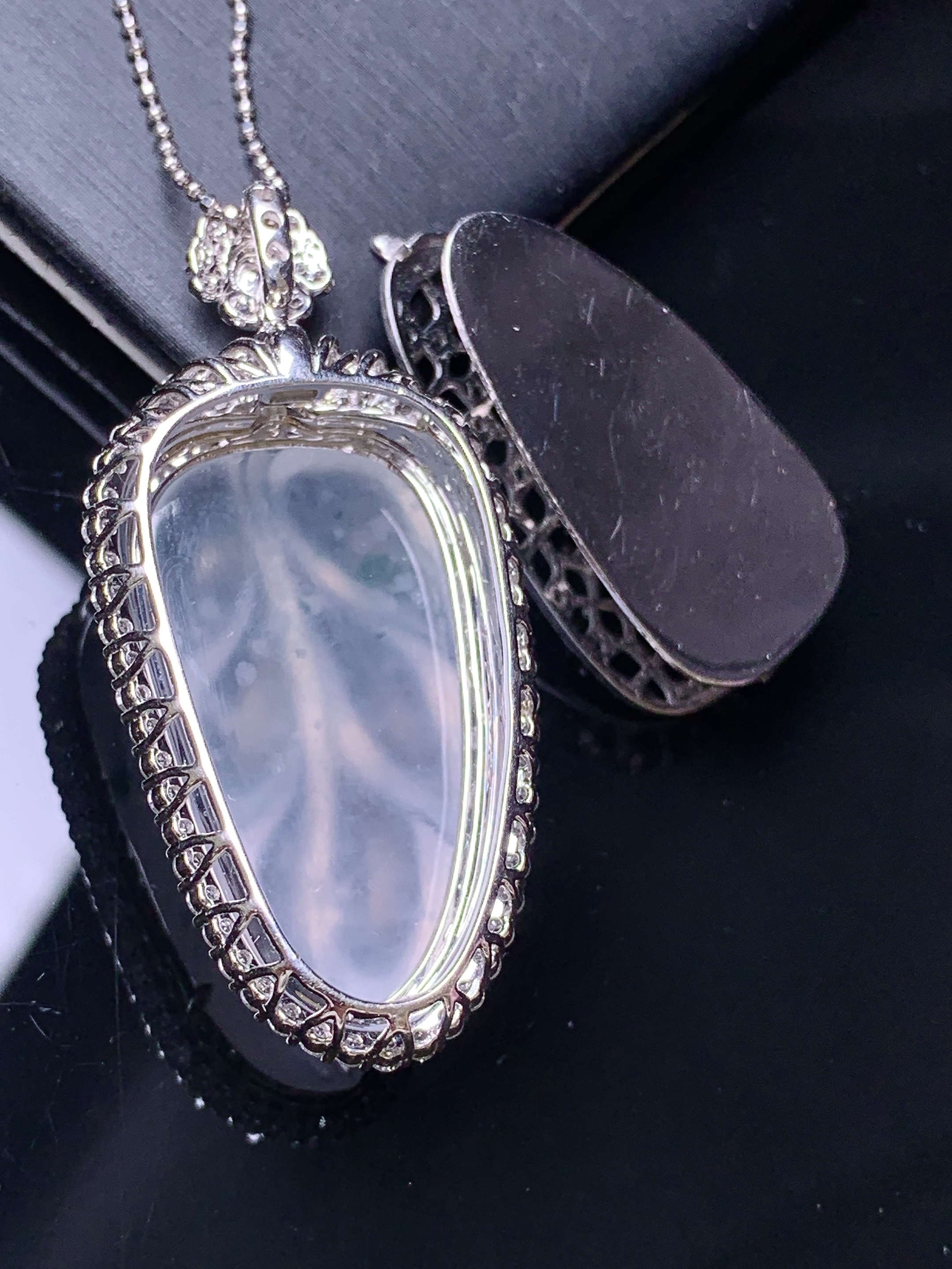 18k金钻镶嵌冰种树叶吊坠 玉质细腻 色泽艳丽清新 水润亮眼 整体尺寸42*20.3*11.8k1