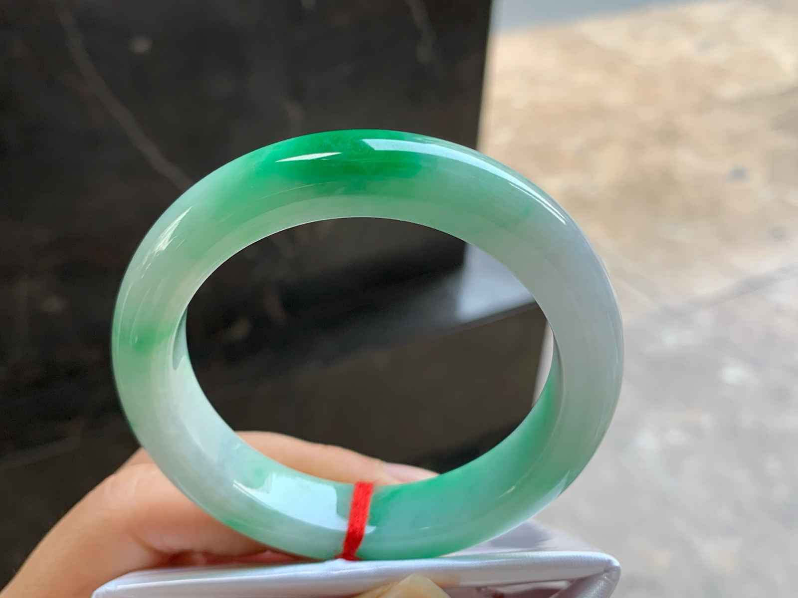 53-12.4-9

带色手镯^_^鲜艳 玉质温润