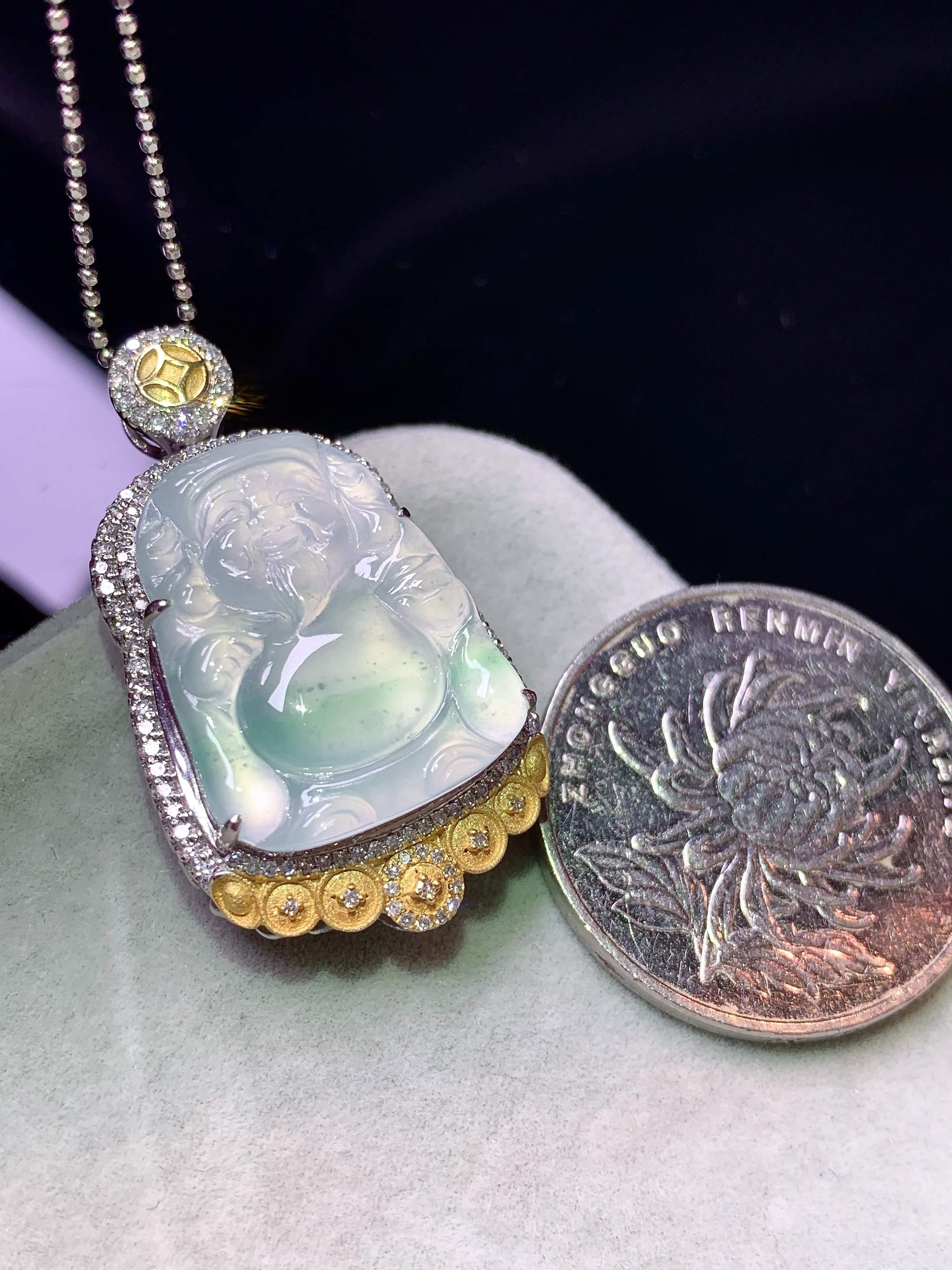 18k金钻镶嵌冰飘绿财神吊坠 玉质细腻 色泽艳丽清新 水润亮眼 整体尺寸34.2*19.3*12g2