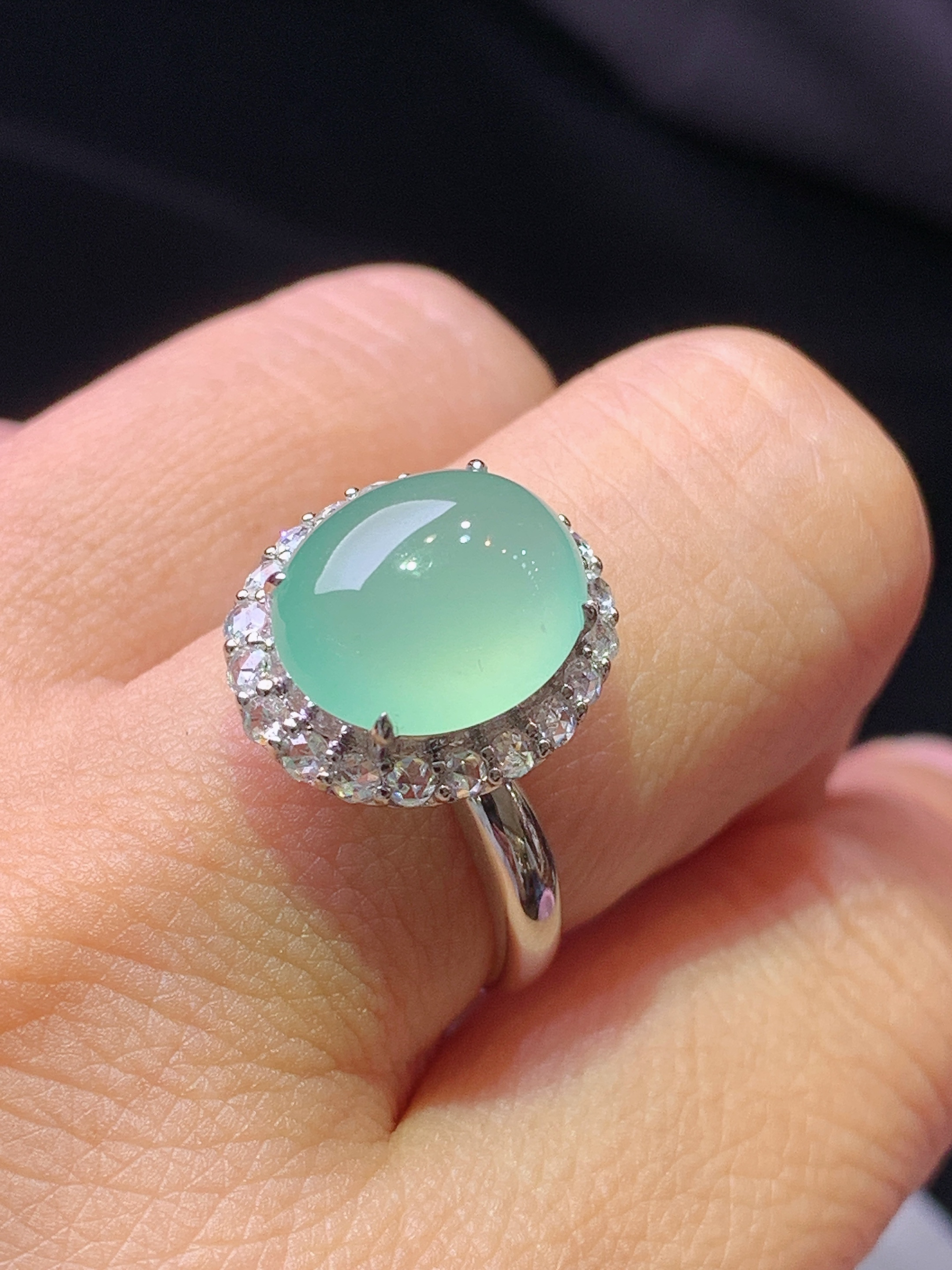 18k金钻镶嵌冰浅绿蛋面戒指 玉质细腻 色泽艳丽清新 水润亮眼 圈口14 整体尺寸15.2*13.2*11.3k1