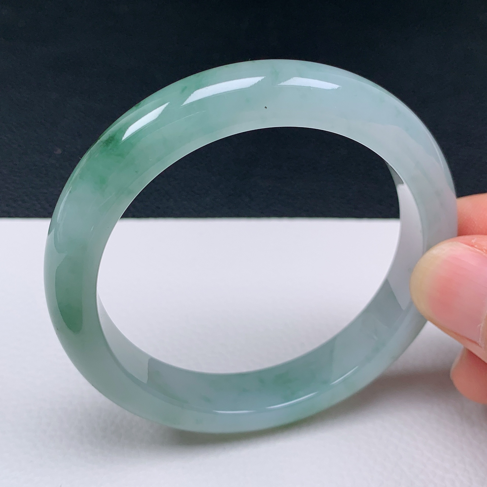 天然翡翠圈口57-58老坑飘绿手镯 玉质细腻 种水好 尺寸：57.9-12-8.5mm  M55