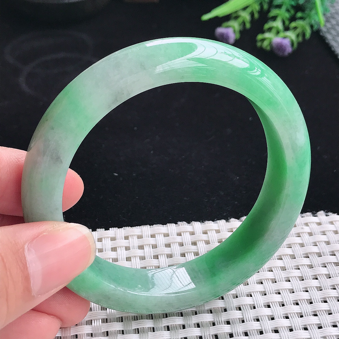 实拍A货翡翠57.5/13.2/9老坑精美满绿手镯宽边玉镯平安镯