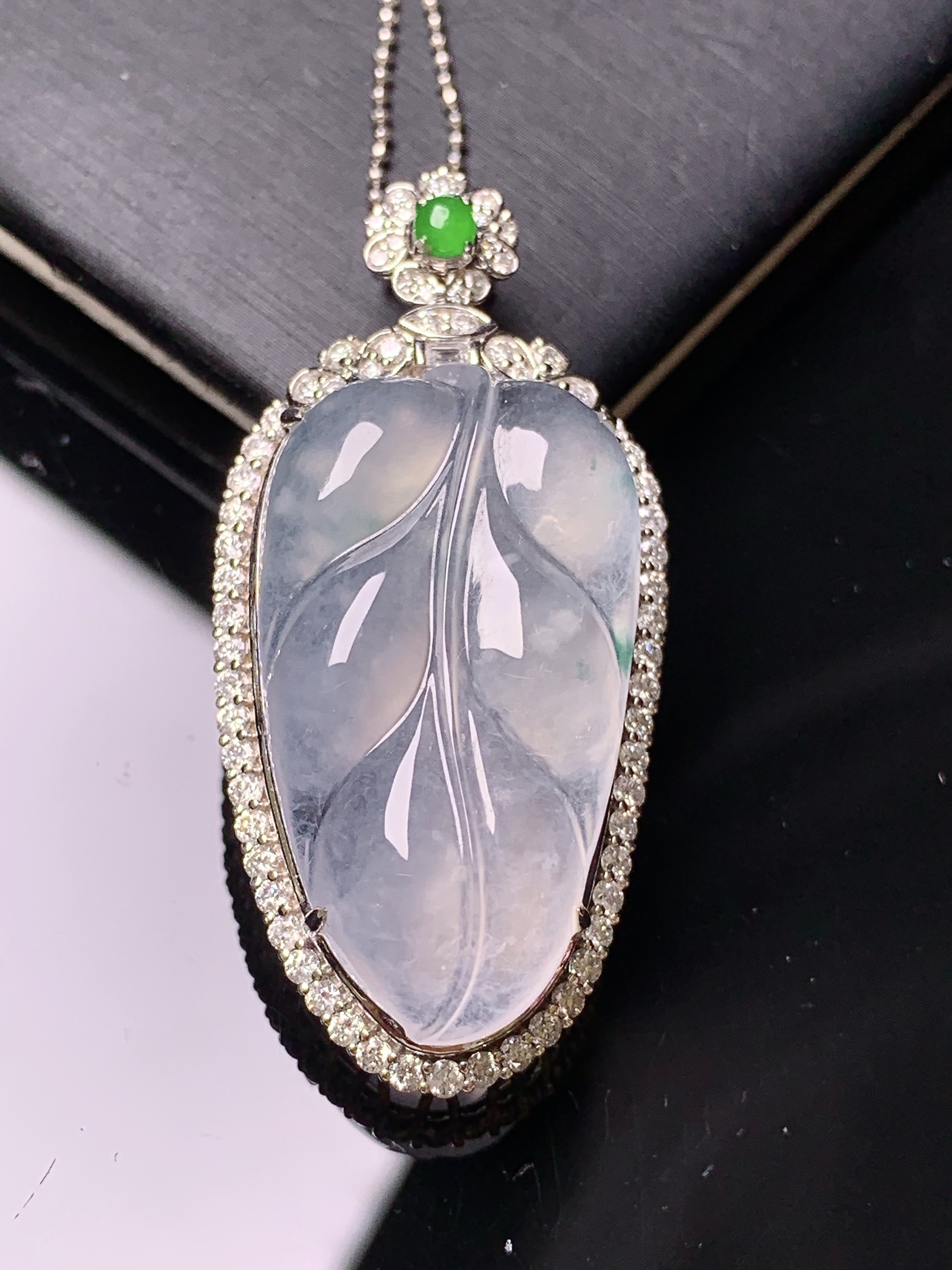 18k金钻镶嵌冰种树叶吊坠 玉质细腻 色泽艳丽清新 水润亮眼 整体尺寸42*20.3*11.8k1