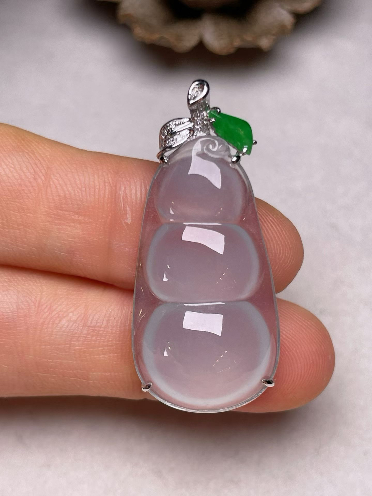 冰种福豆吊坠、真金真钻镶嵌，种水好，玉质细腻 .裸石尺寸 30.5*16.3