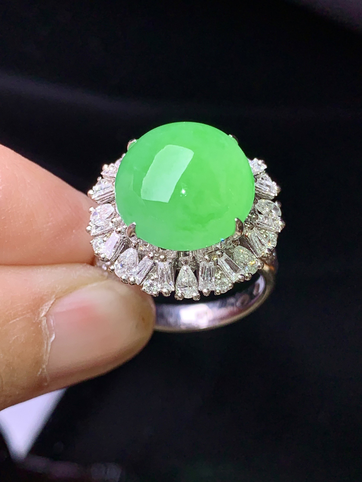 18k金钻镶嵌翠绿蛋面戒指 玉质细腻 色泽艳丽清新 圈口14 整体尺寸19.2*15