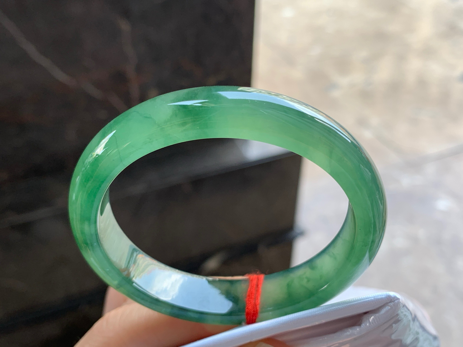 56.4-12.6-8

冰油绿贵妃手镯^_^鲜艳 玉质温润 啤酒瓶底妆 正圈54可以带