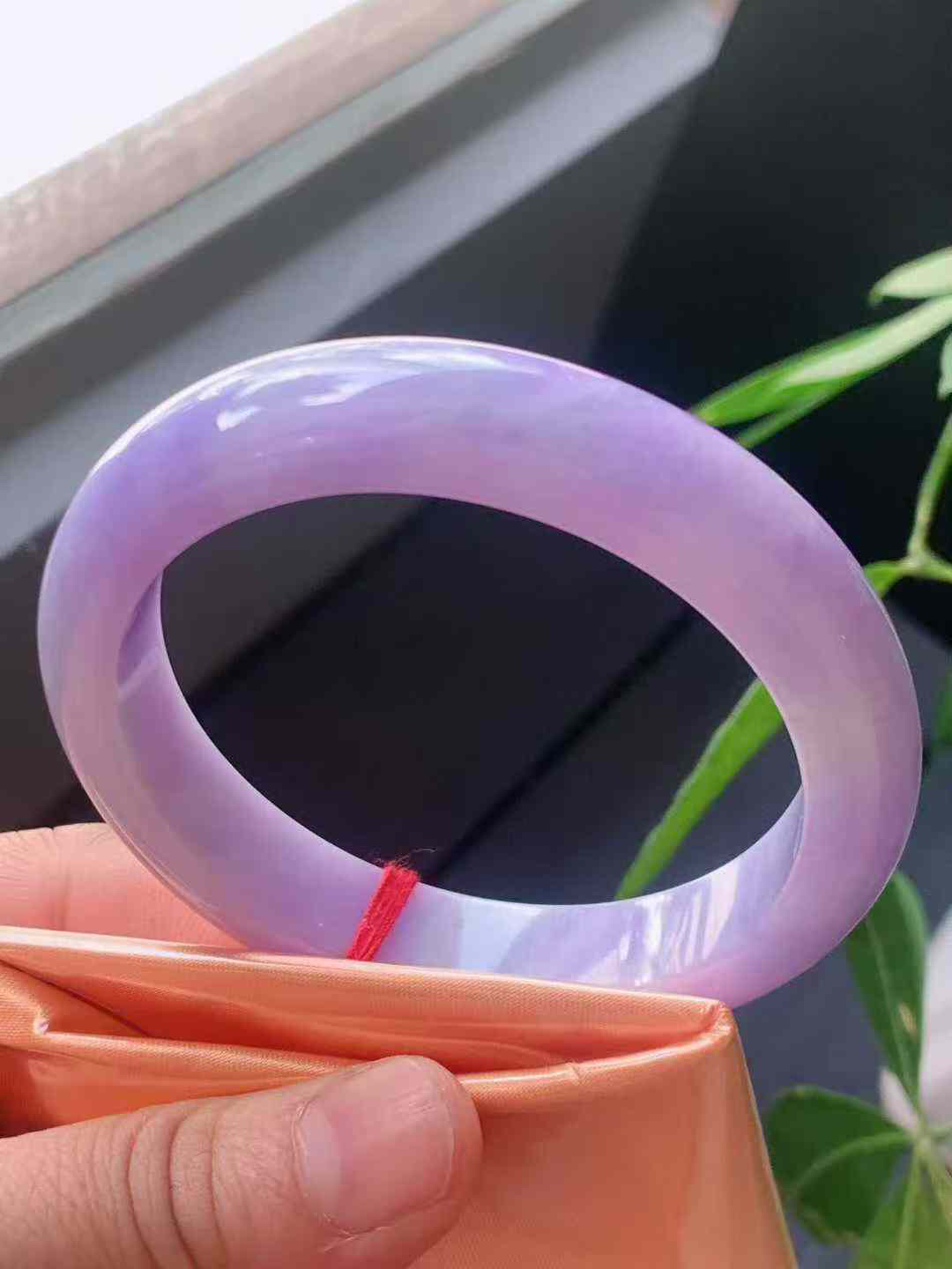 【翡翠名称】老坑种紫罗兰57正圈口手镯
【翡翠尺寸】57/13/9.7mm适合56-58正圈口佩戴
【翡翠描述】宝贝种老水足，玉质细腻，色泽靓丽，性价比高，佩戴效果好！
【其它赠送】权威证书/精美挂绳盒子/支持全国复检