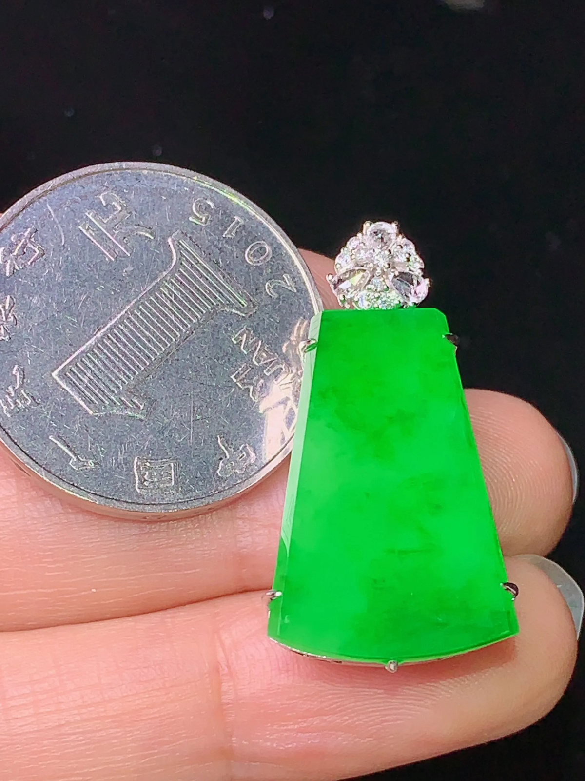 18k金钻镶嵌满绿无事牌吊坠 玉质细腻 色泽艳丽 整体尺寸29.5*15.3*9