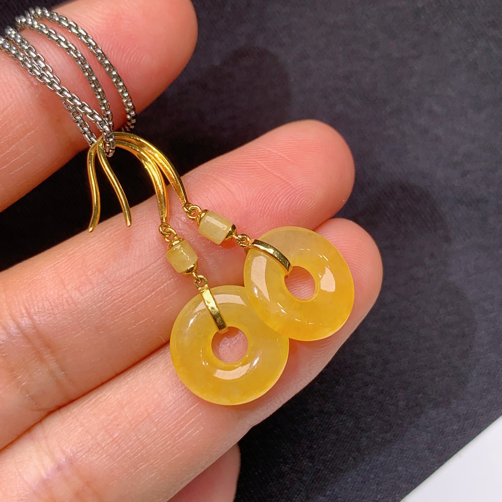 冰黄翡甜甜圈耳坠，18k金镶嵌，款式新颖，冰润鲜艳，种水足，My 尺寸12.5*2.6