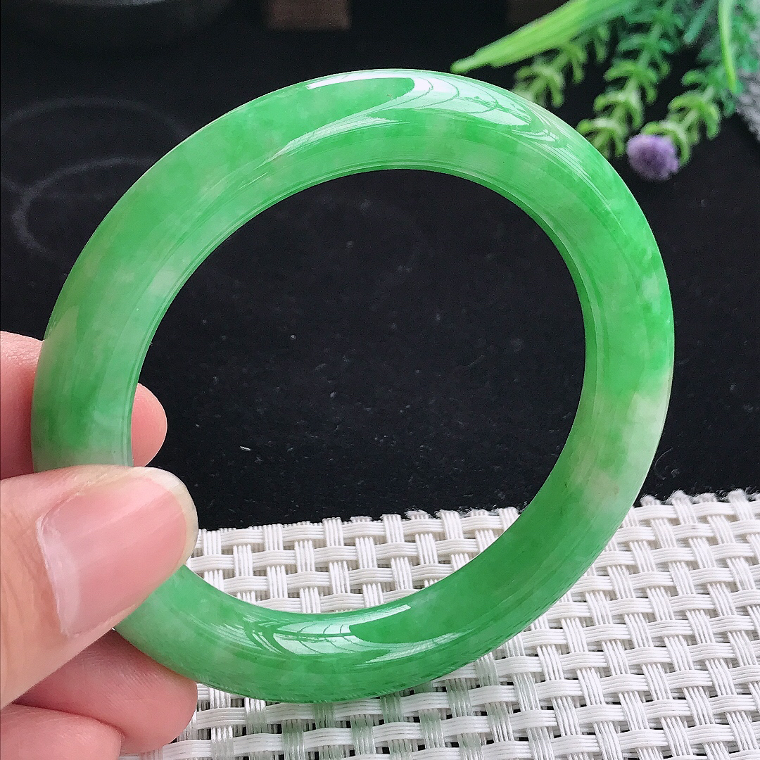 实拍A货翡翠55.5/10.5/10.3老坑精美满绿辣阳绿圆条手镯玉镯平安镯